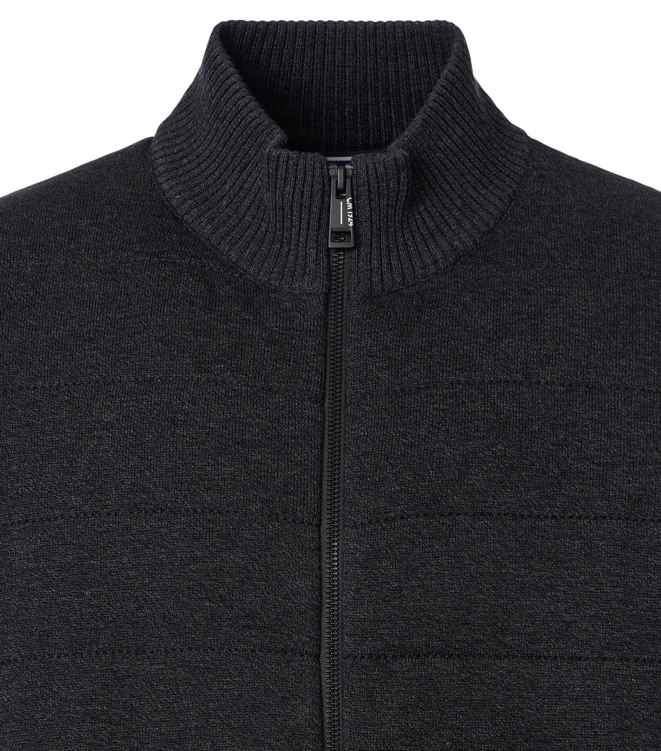 Eine Strickjacke im uni Muster in der Farbe Grauschwarz