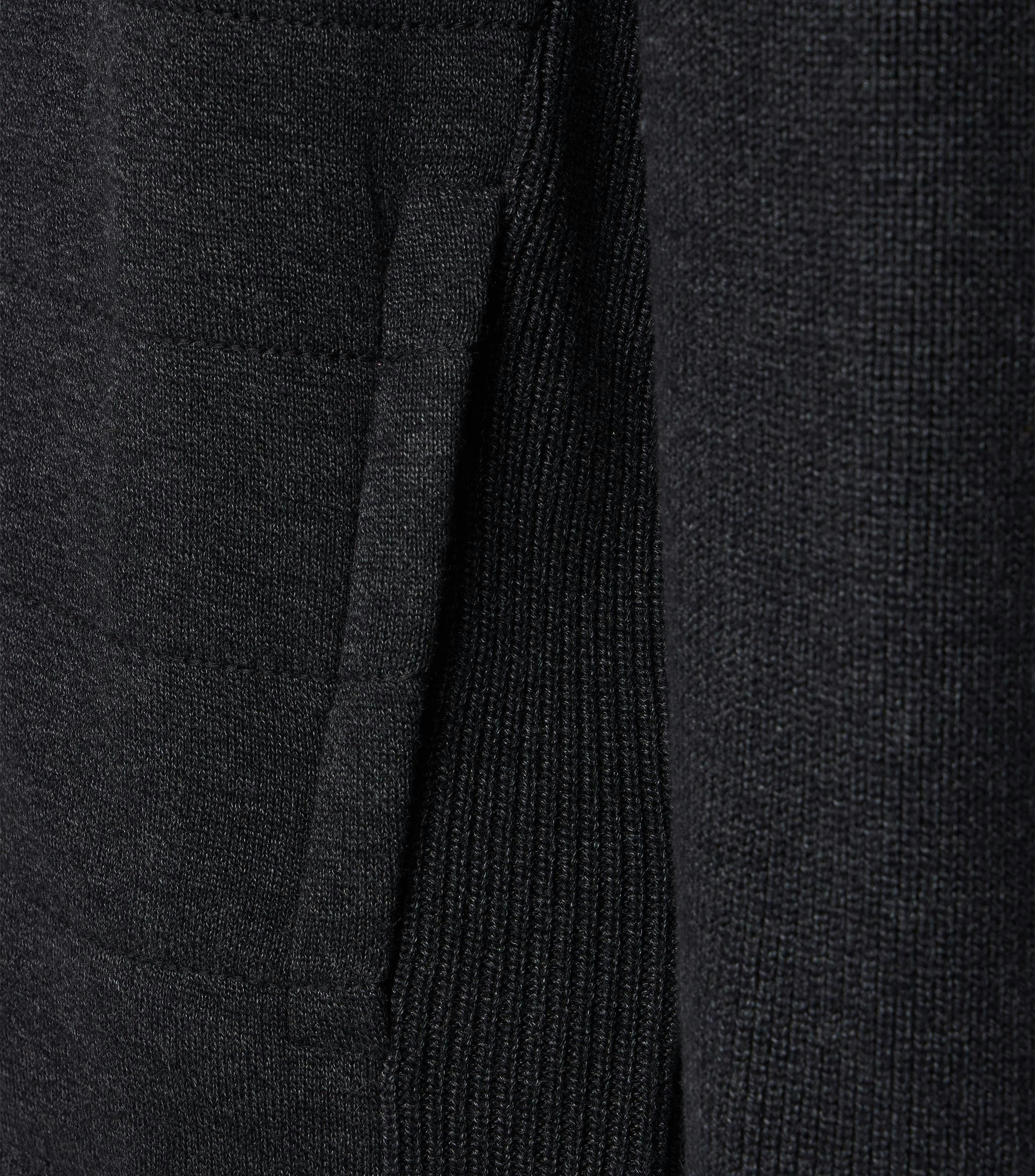 Eine Strickjacke im uni Muster in der Farbe Grauschwarz