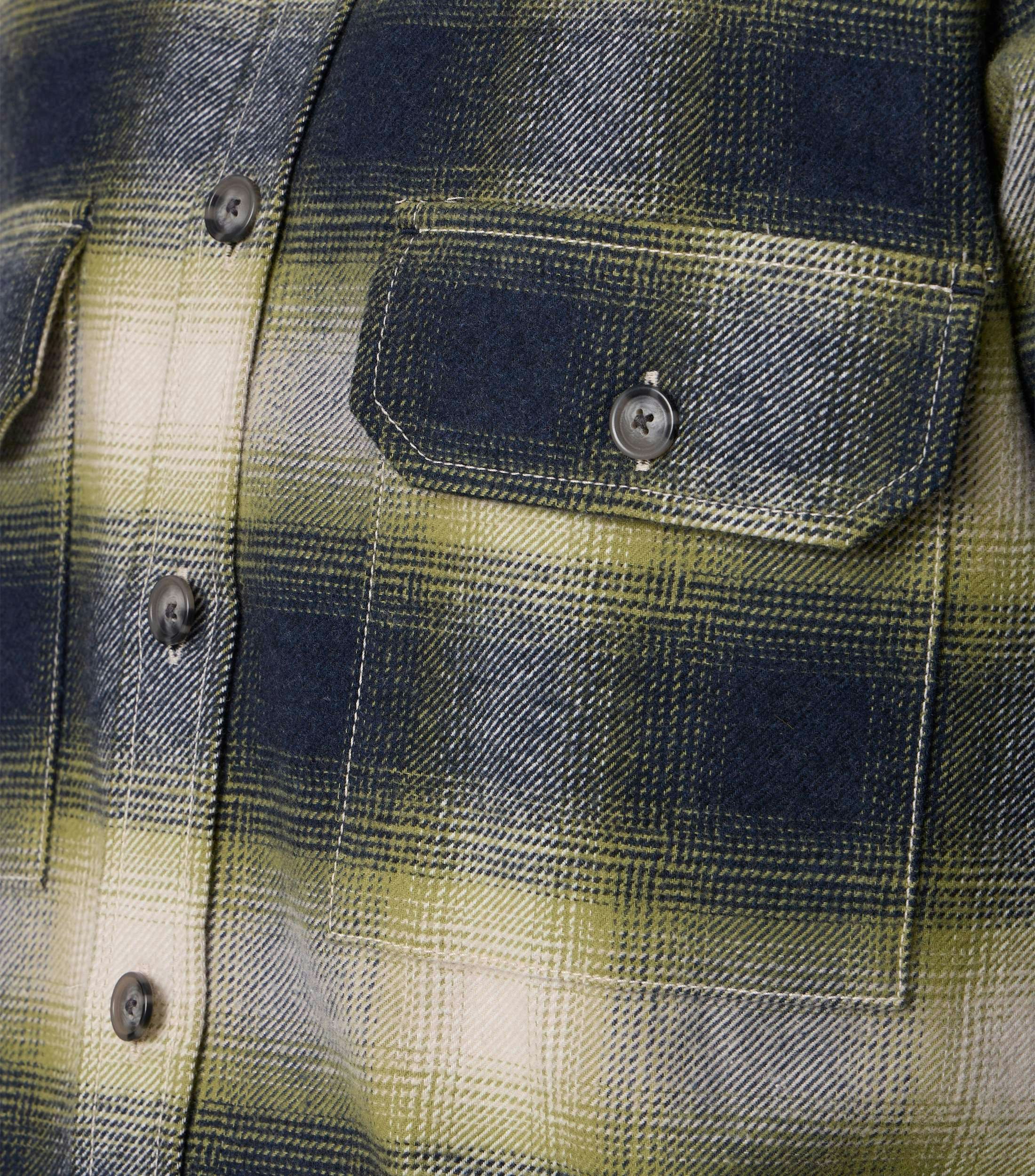 Das Model trägt ein Freizeithemd im uni Muster in der Farbe GrÃ¼n