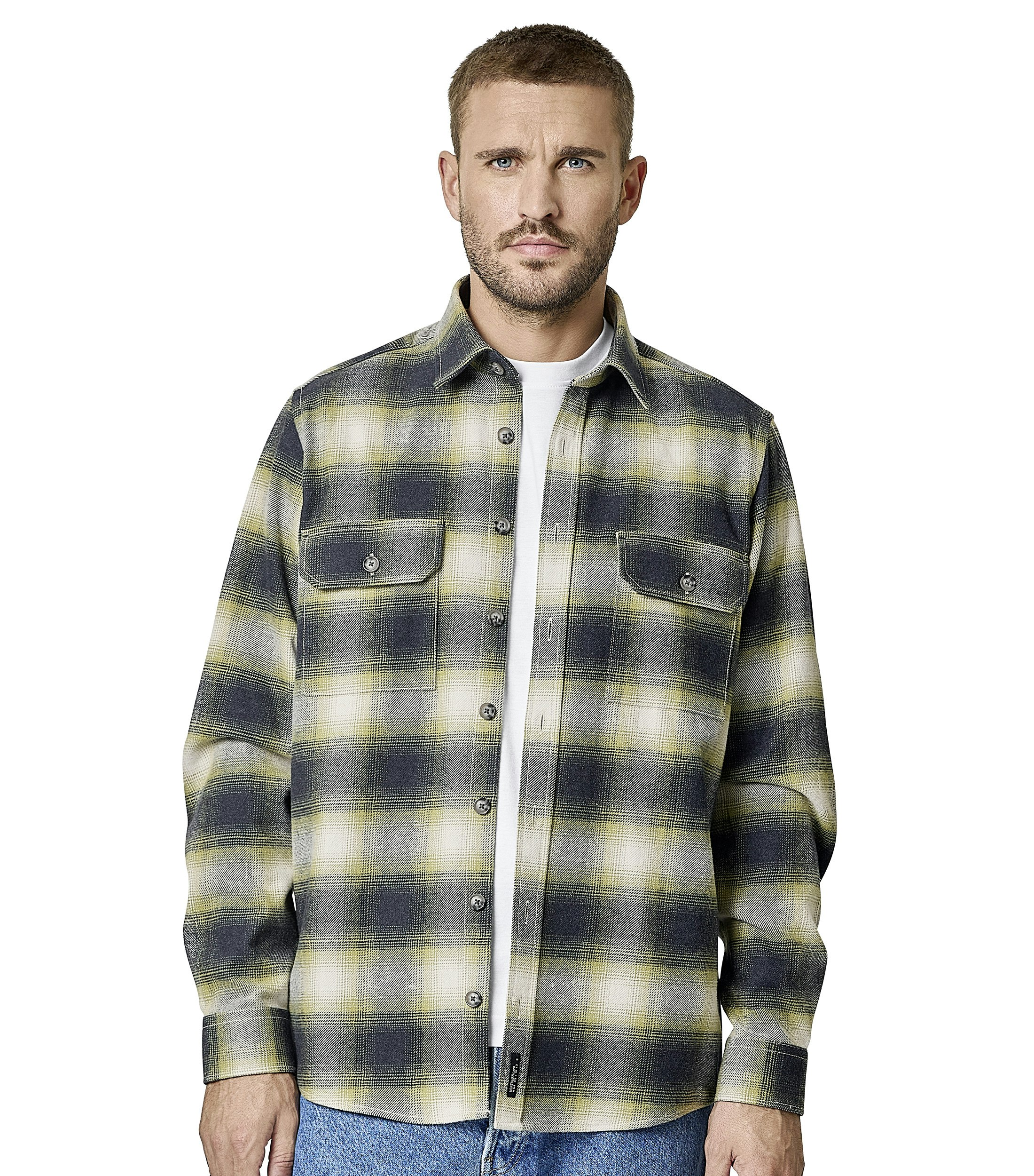 Das Model trägt ein Freizeithemd im uni Muster in der Farbe GrÃ¼n