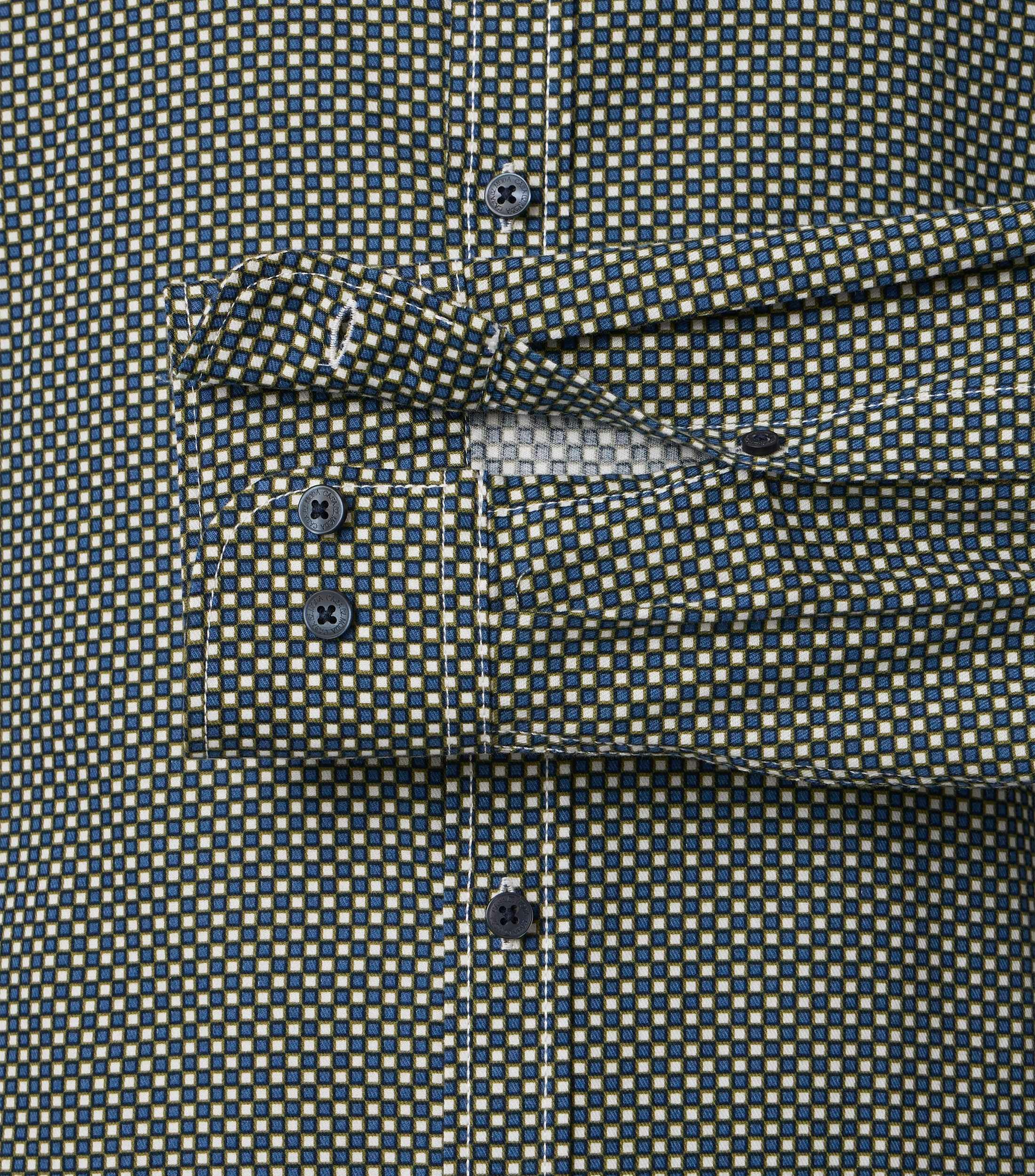 Ein Freizeithemd im Print Muster in der Farbe Dunkelblau