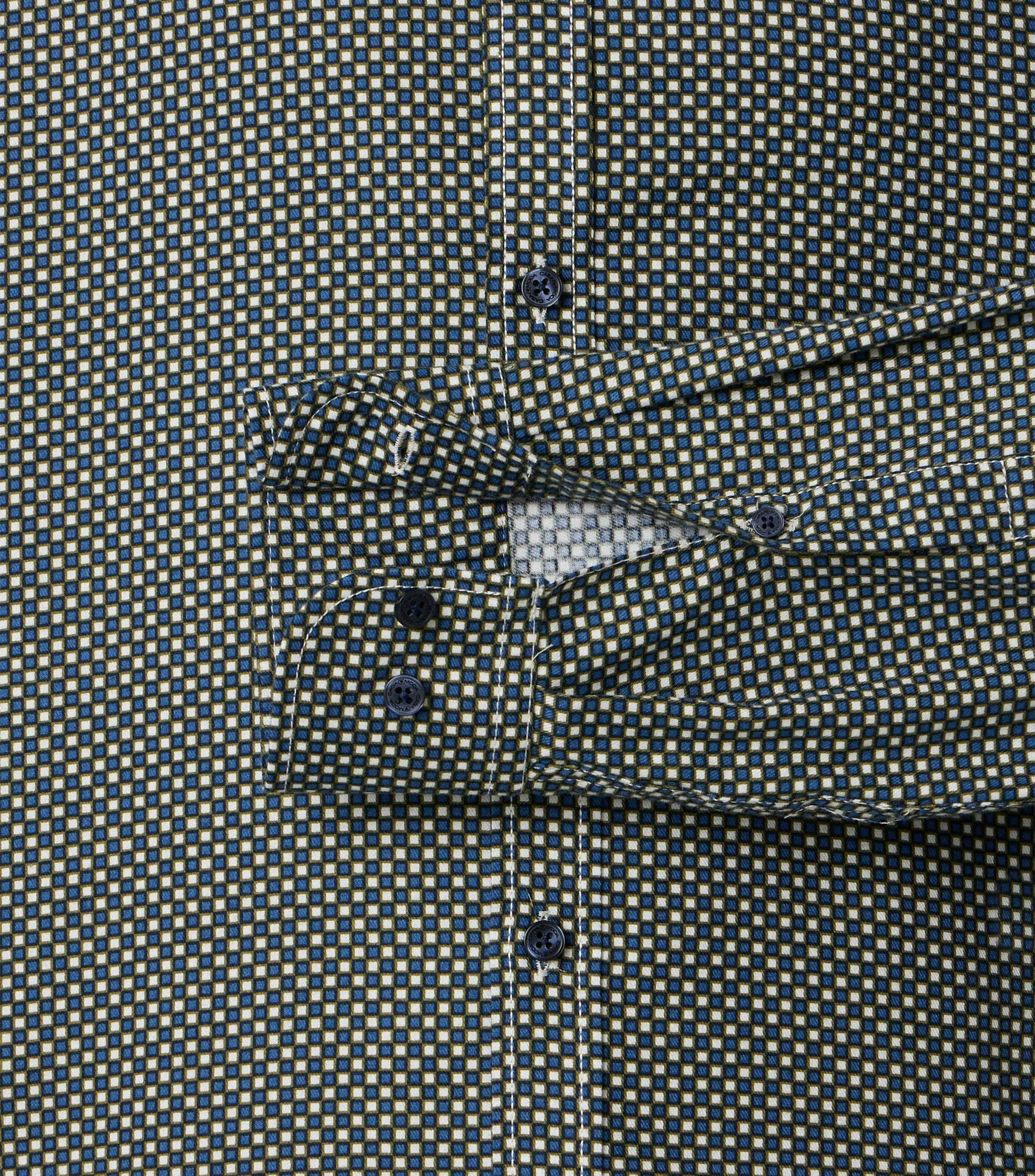 Ein Freizeithemd im Print Muster in der Farbe Blau