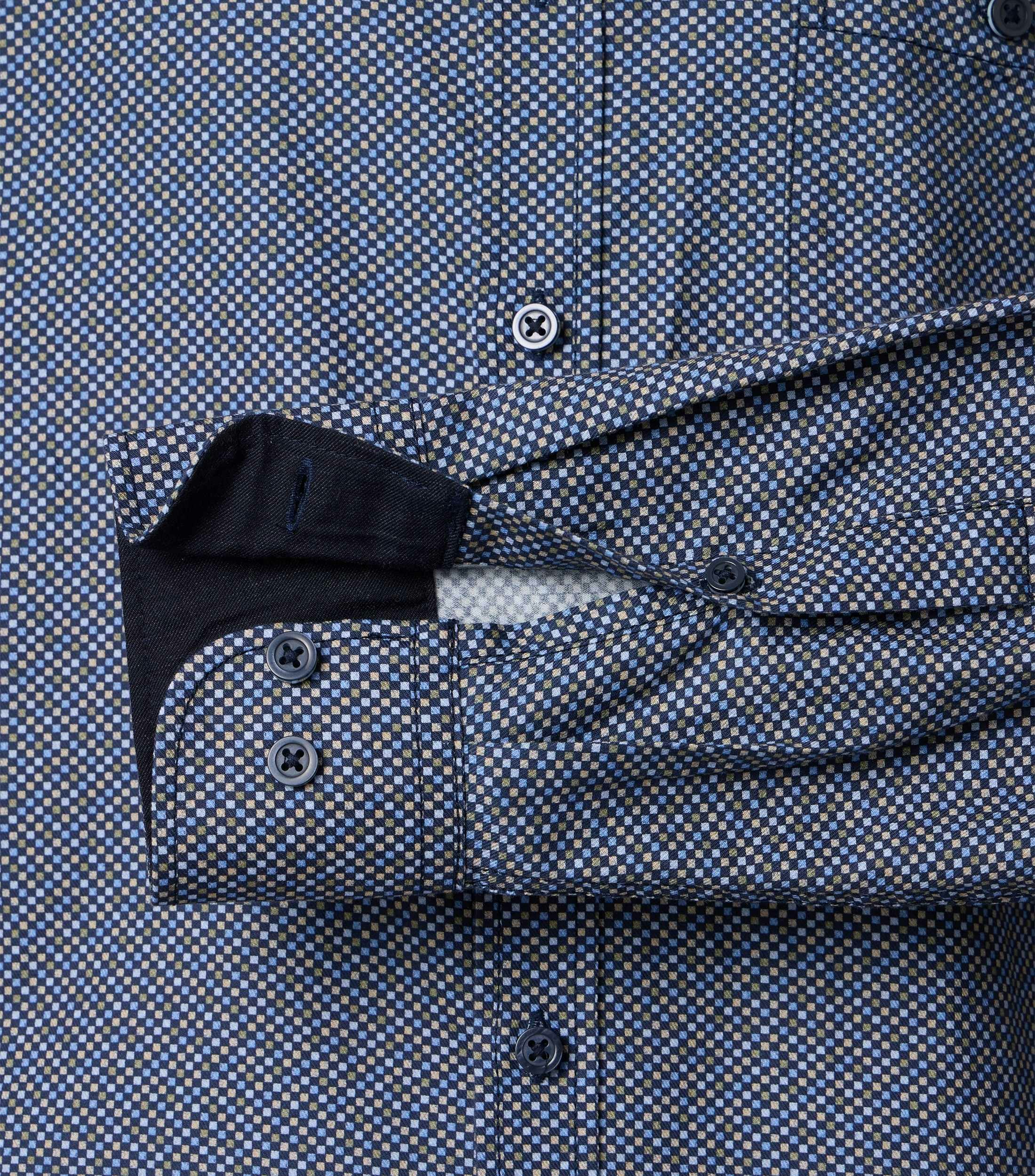 Ein Freizeithemd im Print Muster in der Farbe Blau