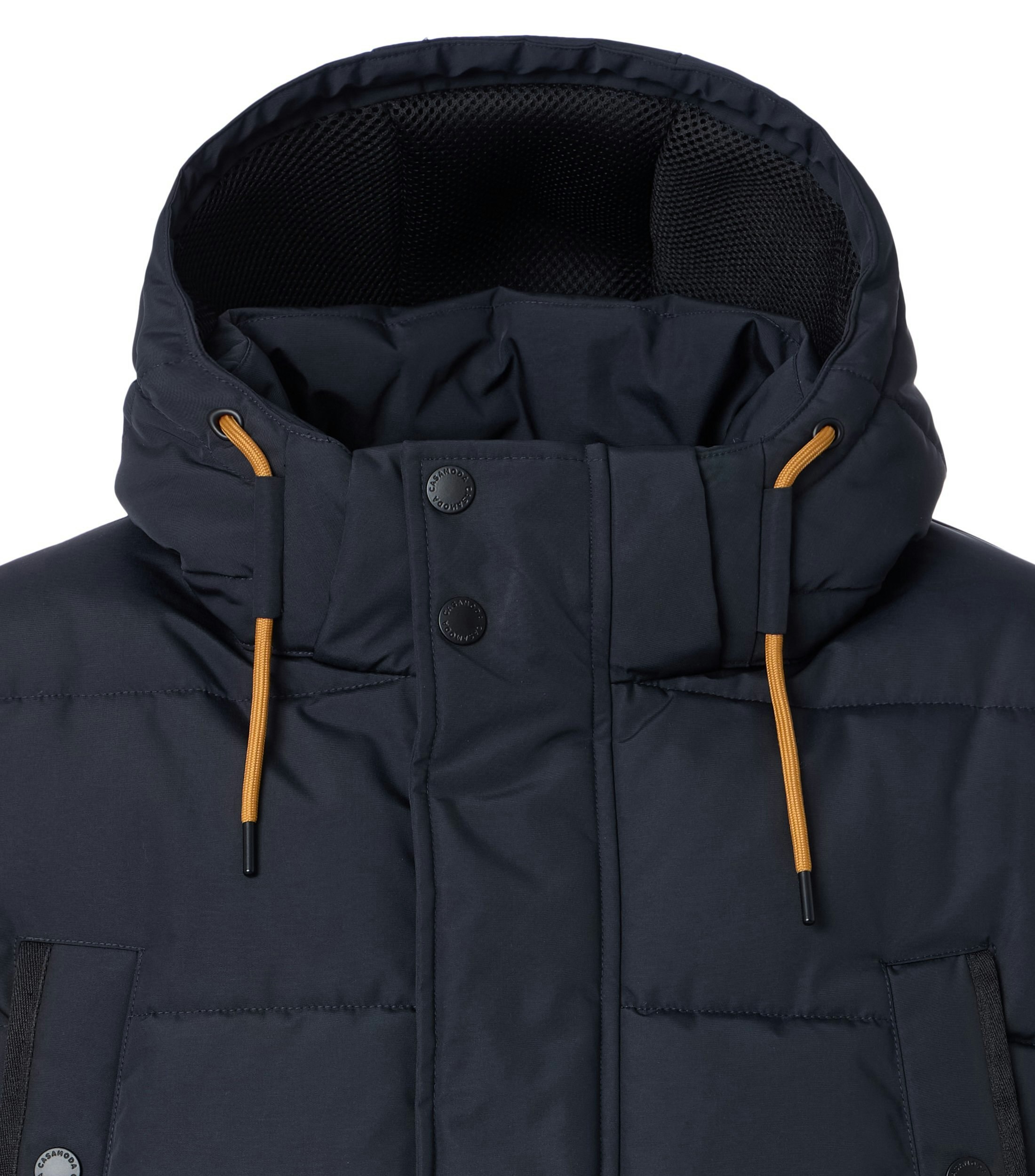 Das Model trägt eine Jacke im uni Muster in der Farbe Dunkelblau