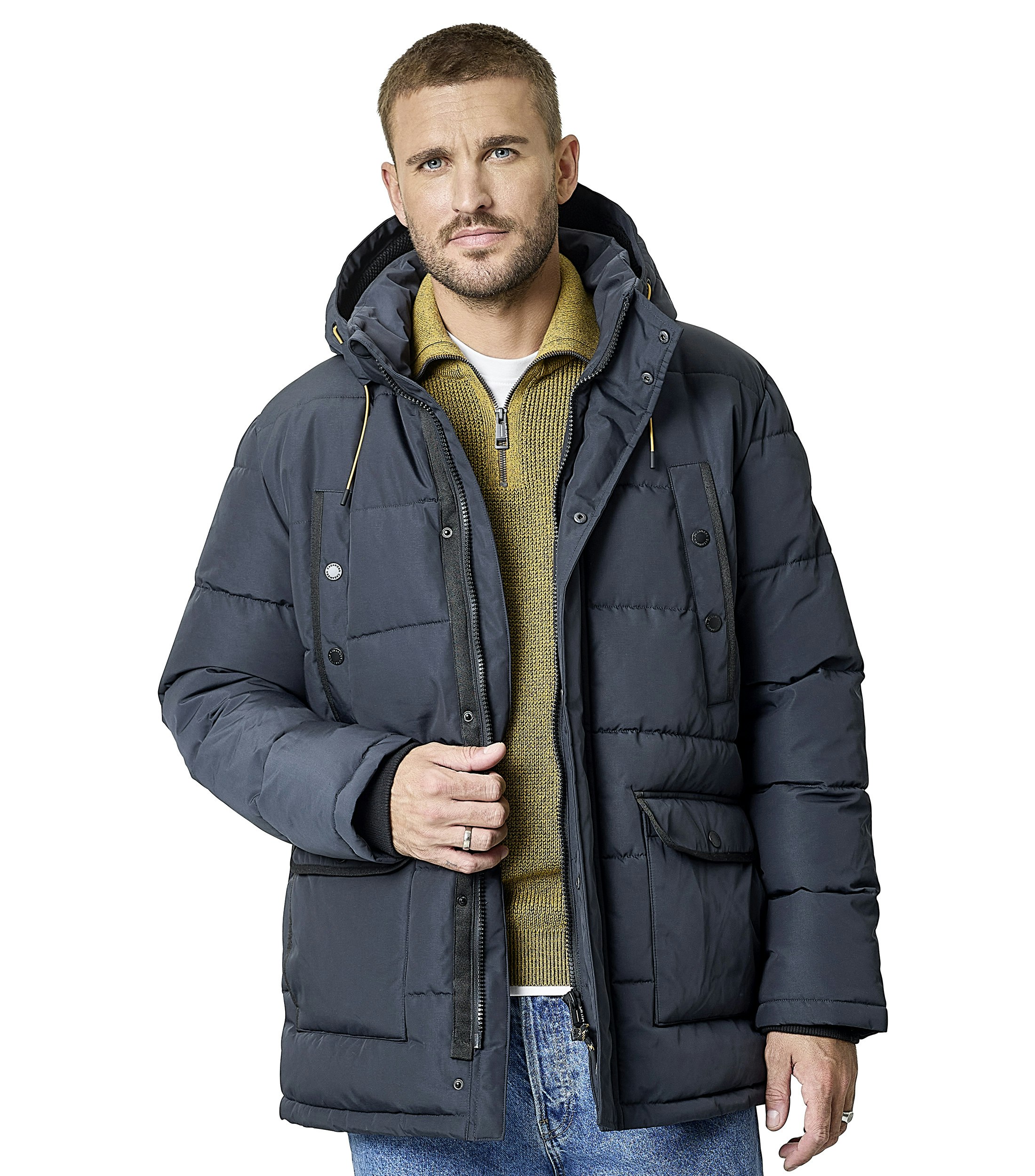 Das Model trägt eine Jacke im uni Muster in der Farbe Dunkelblau