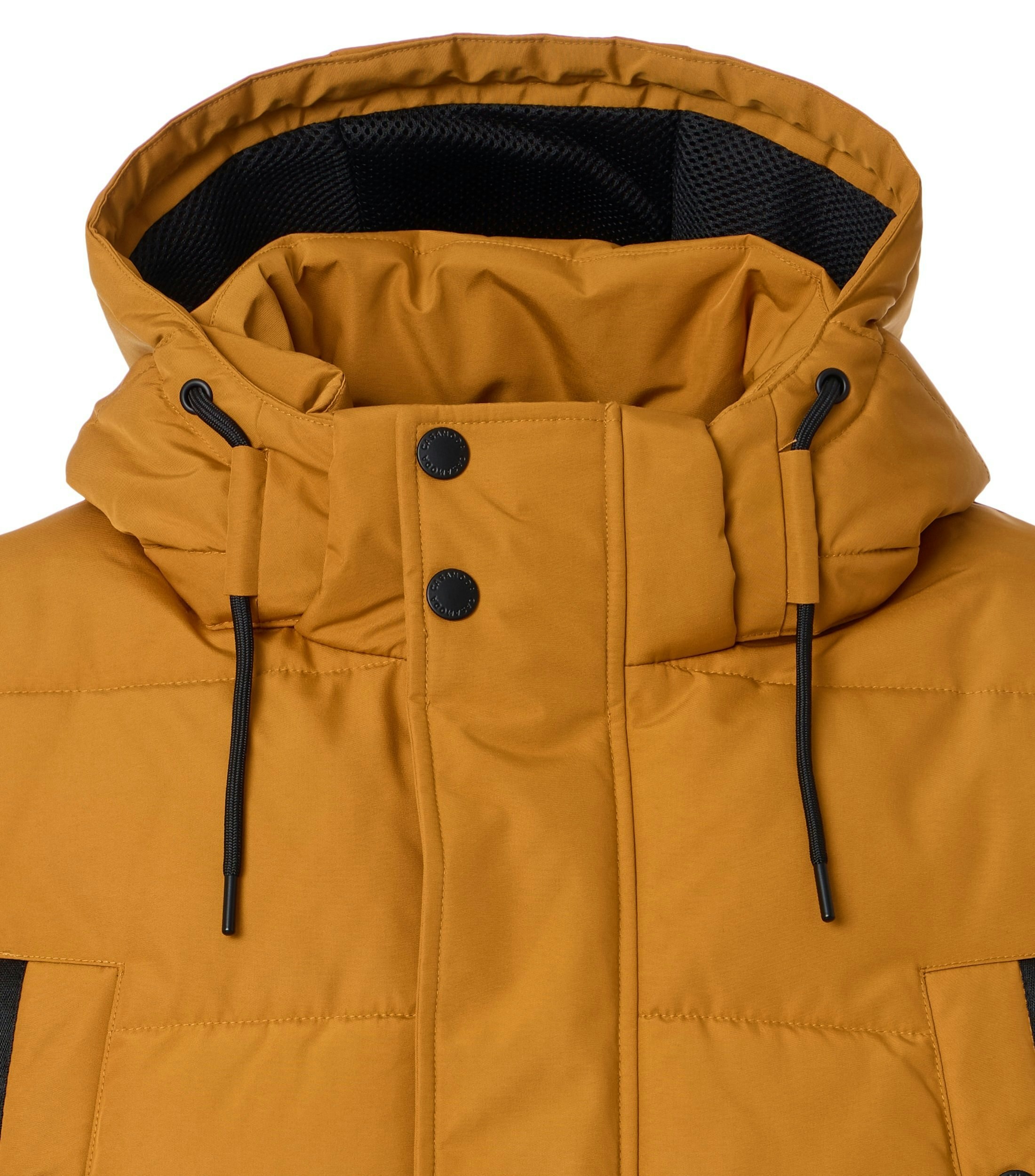 Das Model trägt eine Jacke im uni Muster in der Farbe Gelb