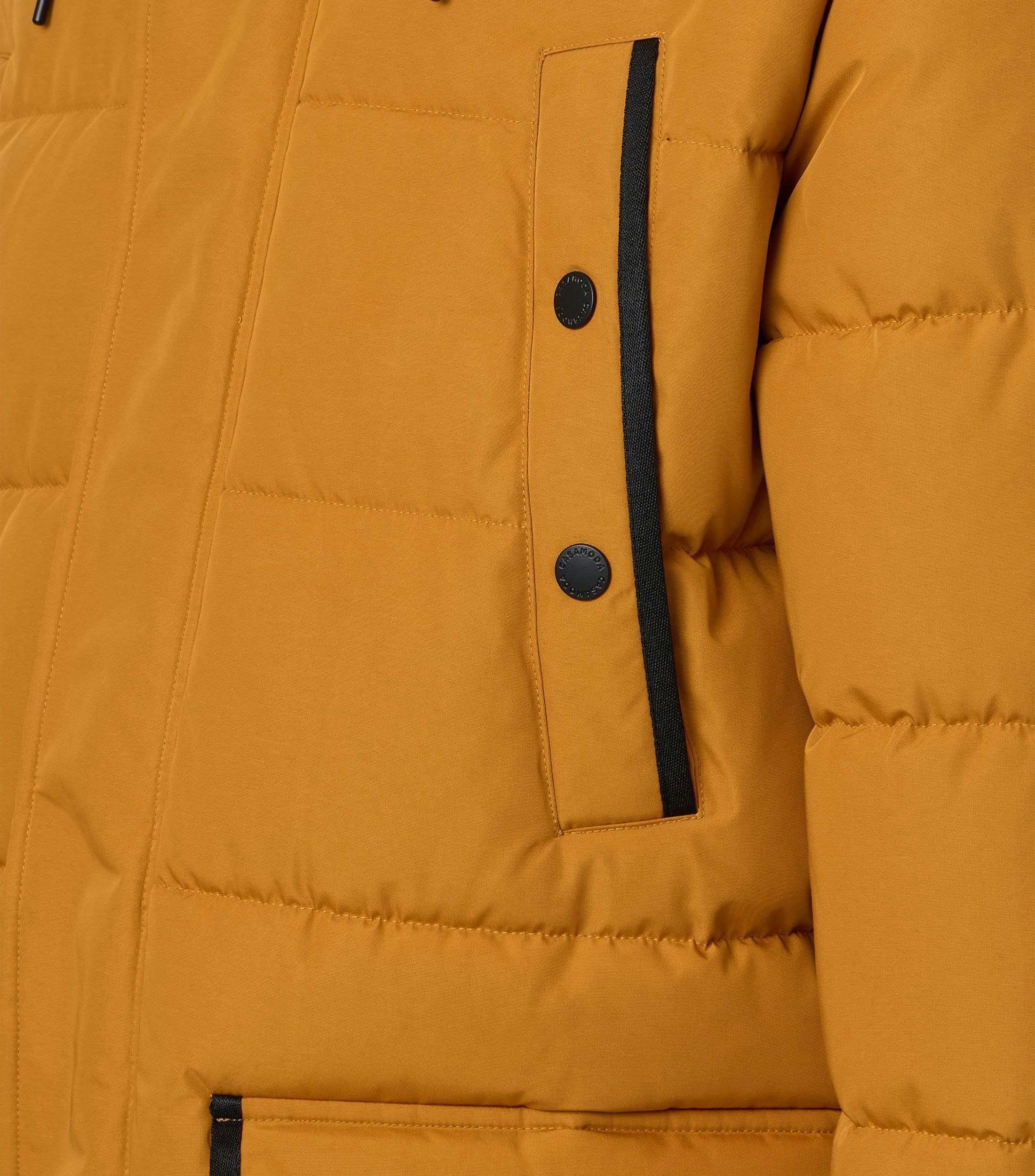 Das Model trägt eine Jacke im uni Muster in der Farbe Gelb