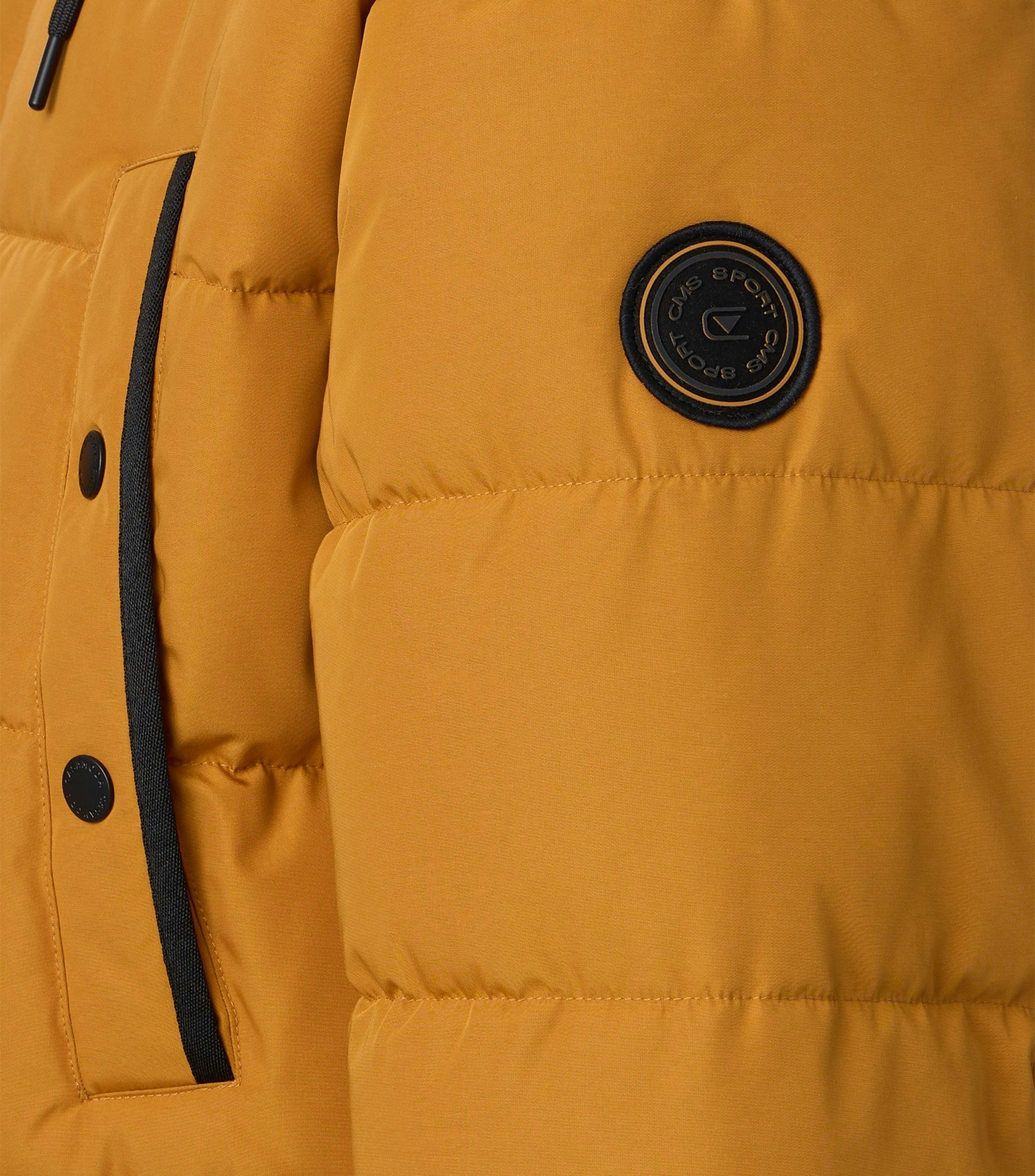 Das Model trägt eine Jacke im uni Muster in der Farbe Gelb