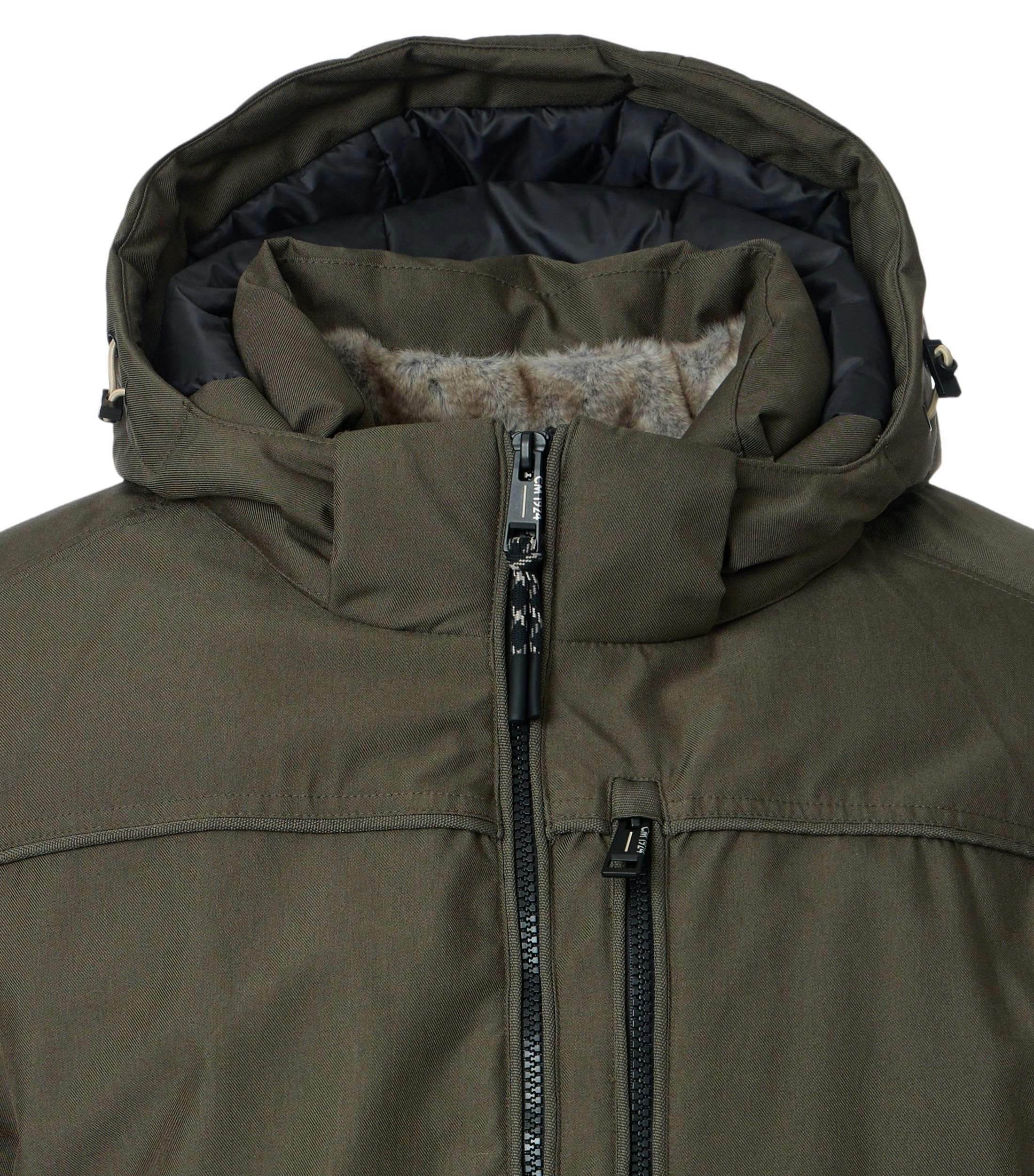 Das Model trägt eine Jacke im uni Muster in der Farbe DunkelgrÃ¼n