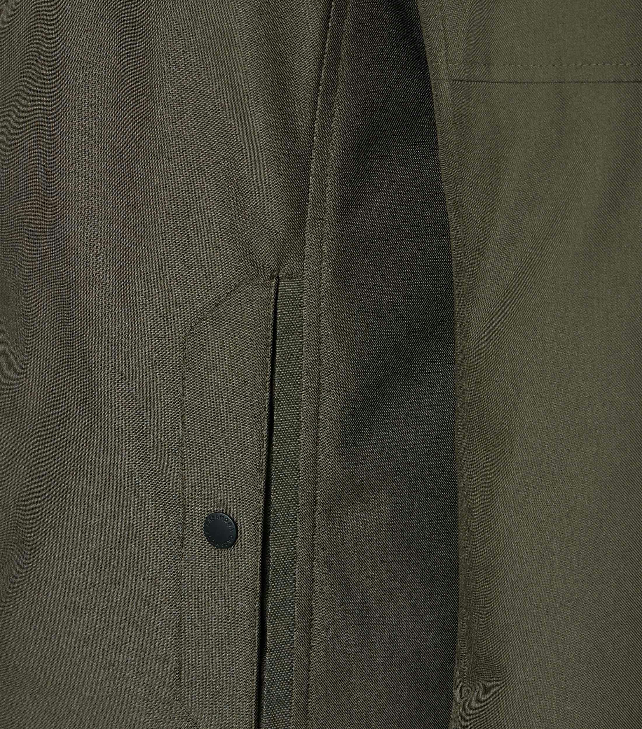 Das Model trägt eine Jacke im uni Muster in der Farbe DunkelgrÃ¼n