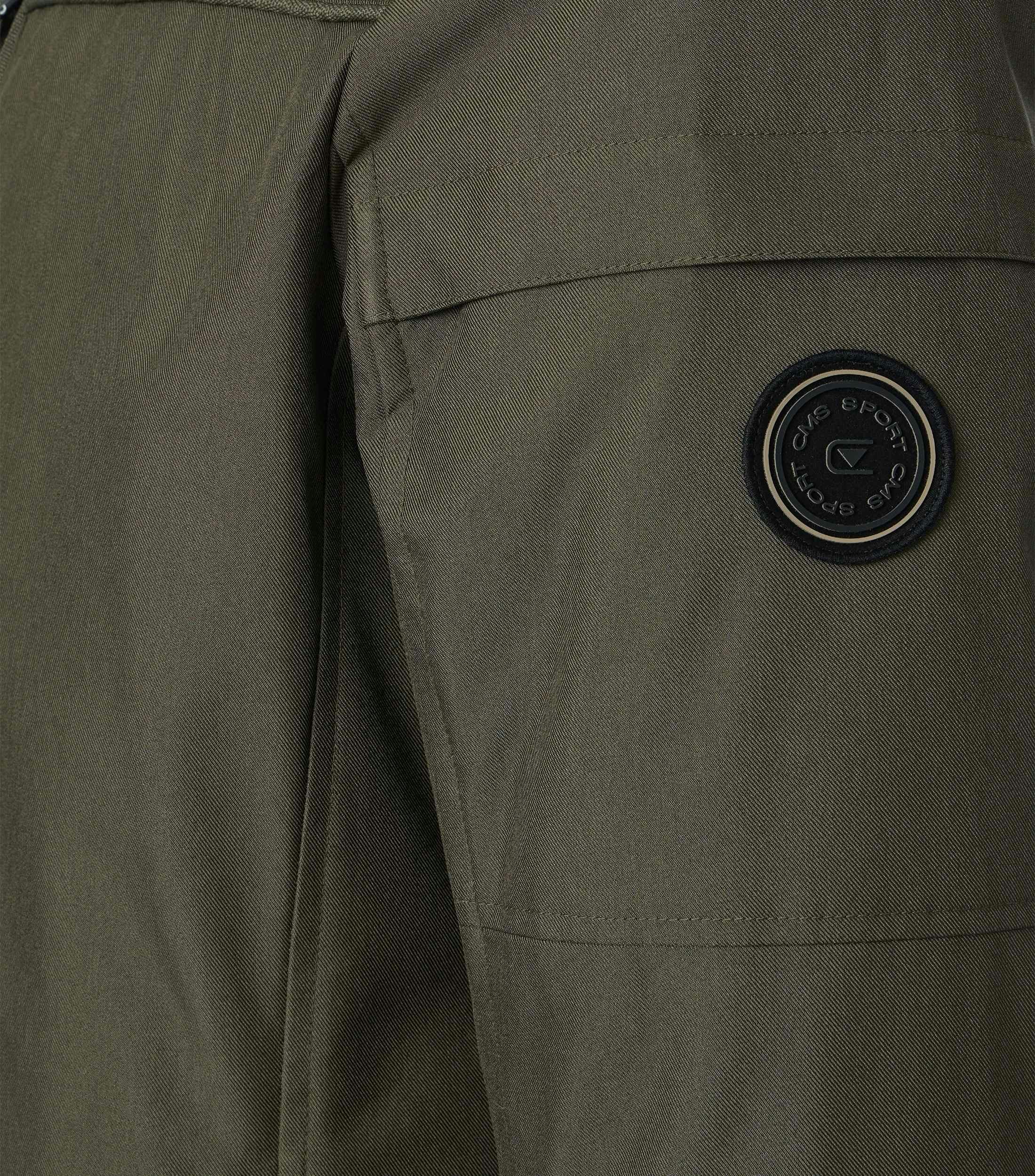 Das Model trägt eine Jacke im uni Muster in der Farbe DunkelgrÃ¼n