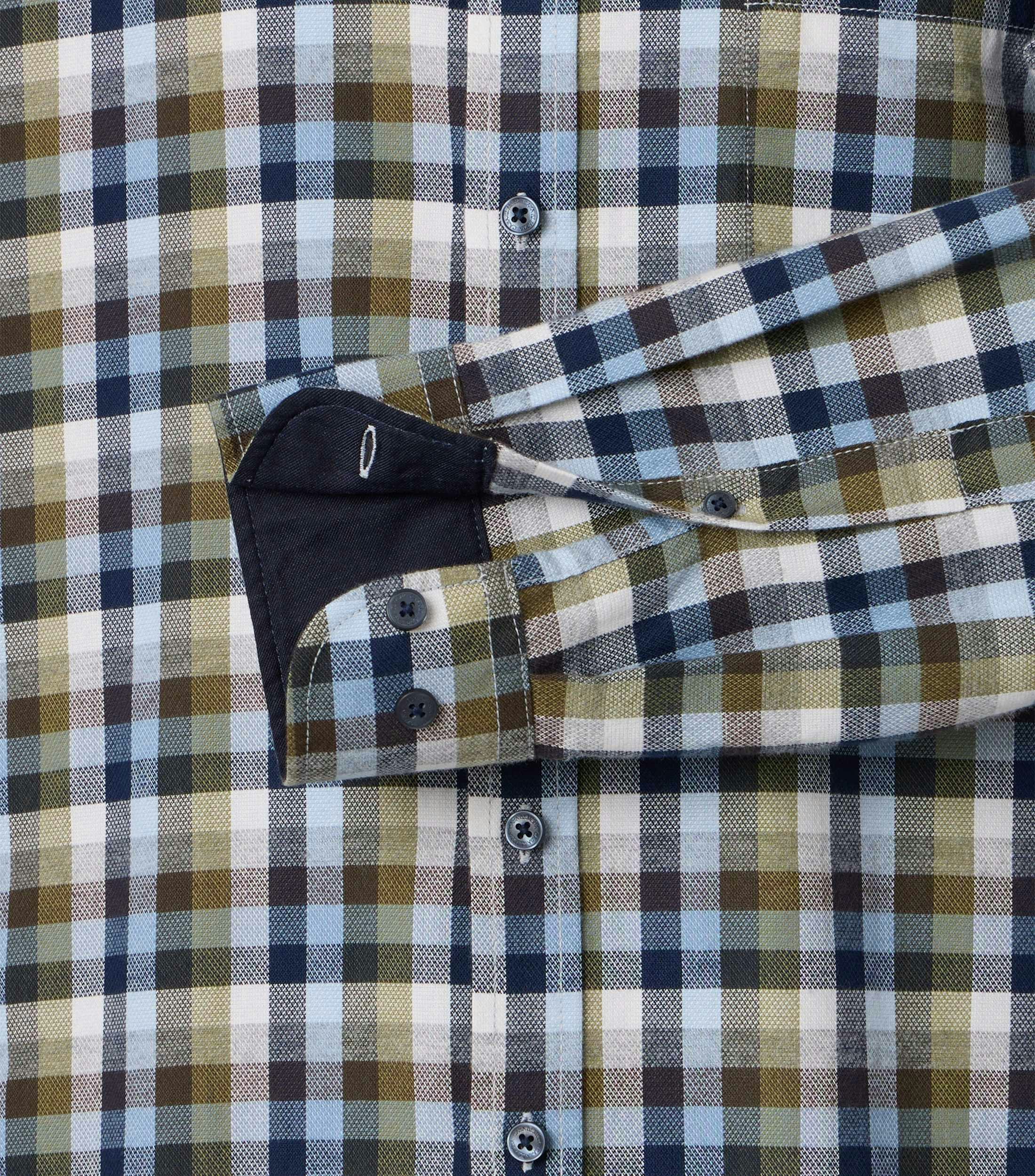 Ein Freizeithemd im kariert Muster in der Farbe GrÃ¼n