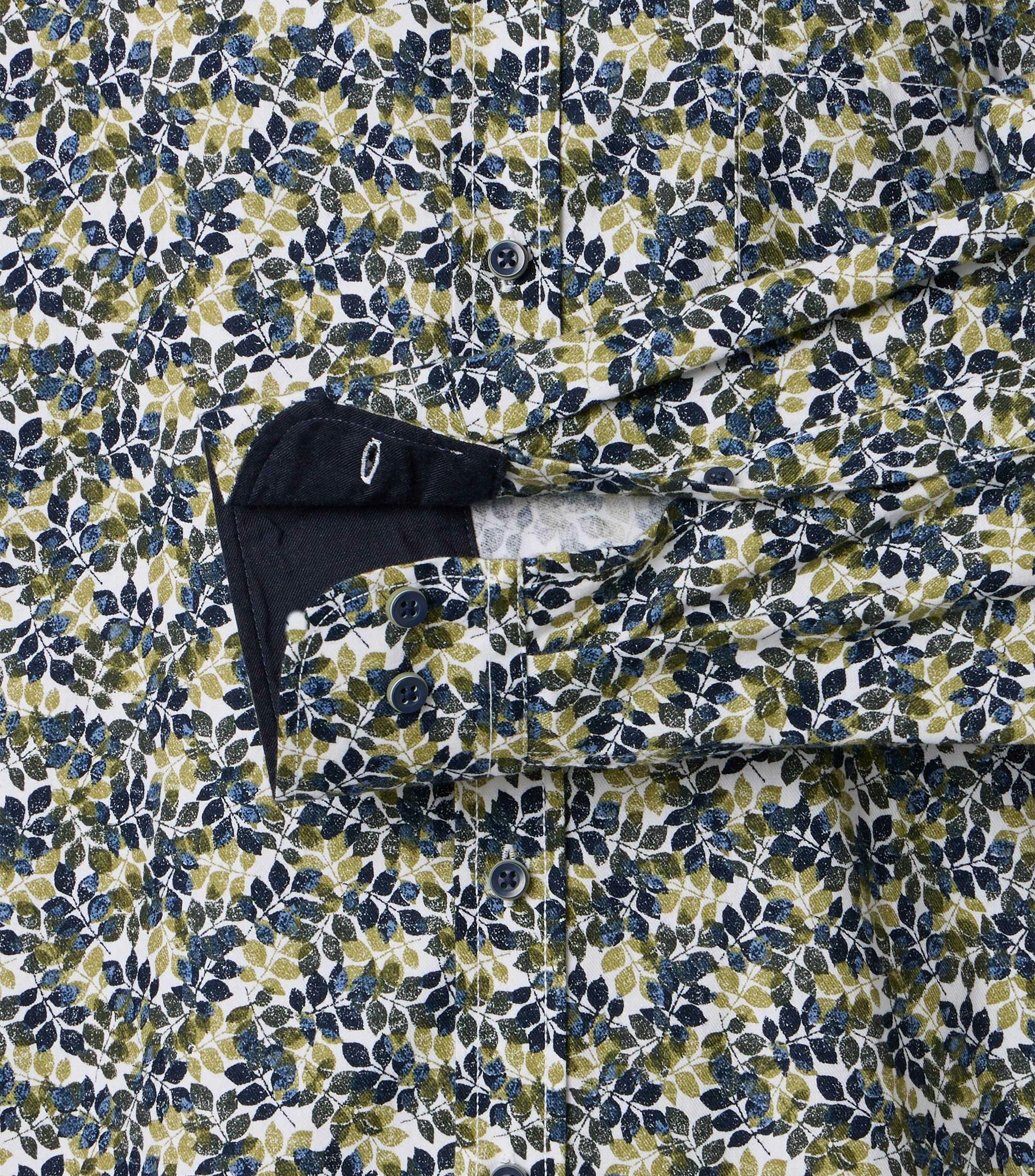 Ein Freizeithemd im Print Muster in der Farbe GrÃ¼n