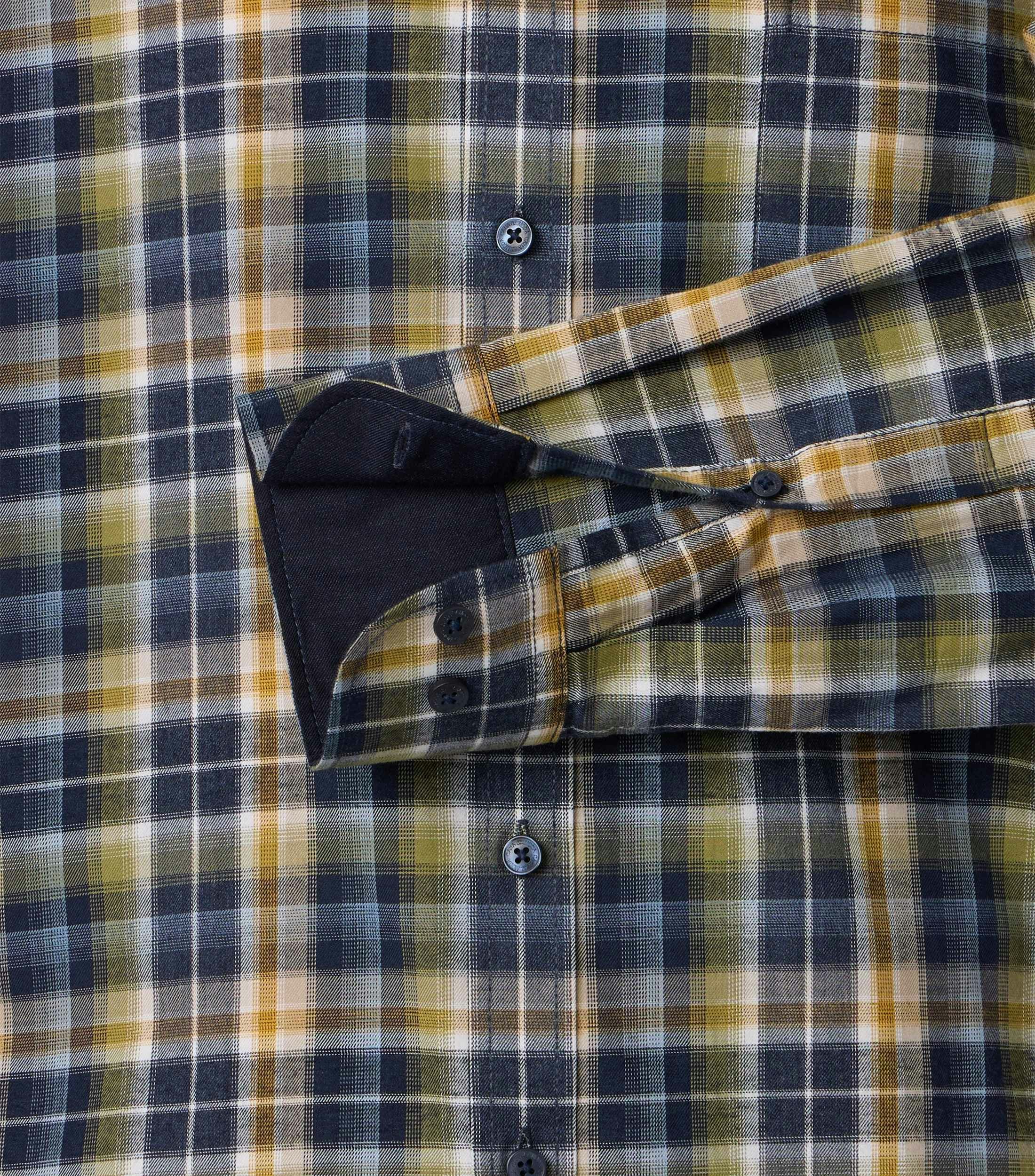 Ein Freizeithemd im kariert Muster in der Farbe Blau