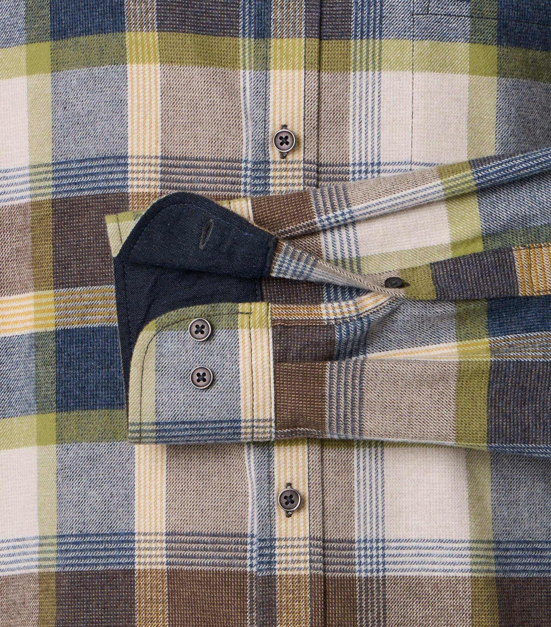 Ein Freizeithemd im kariert Muster in der Farbe Braun