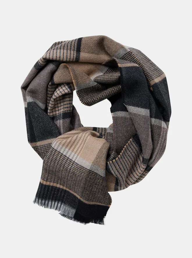 Ein Schal im kariert Muster in der Farbe Beige