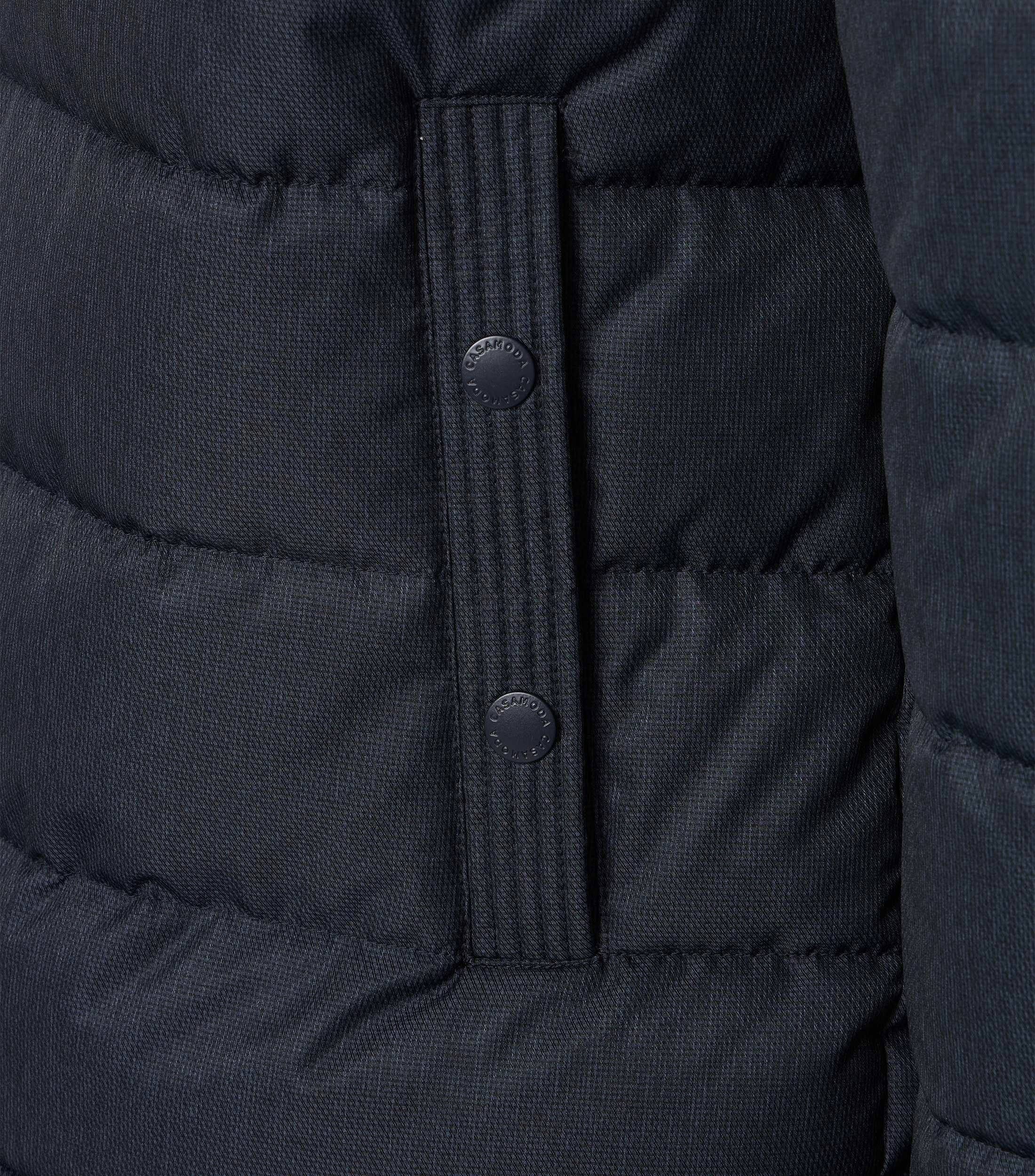 Eine Jacke im uni Muster in der Farbe Mittelblau