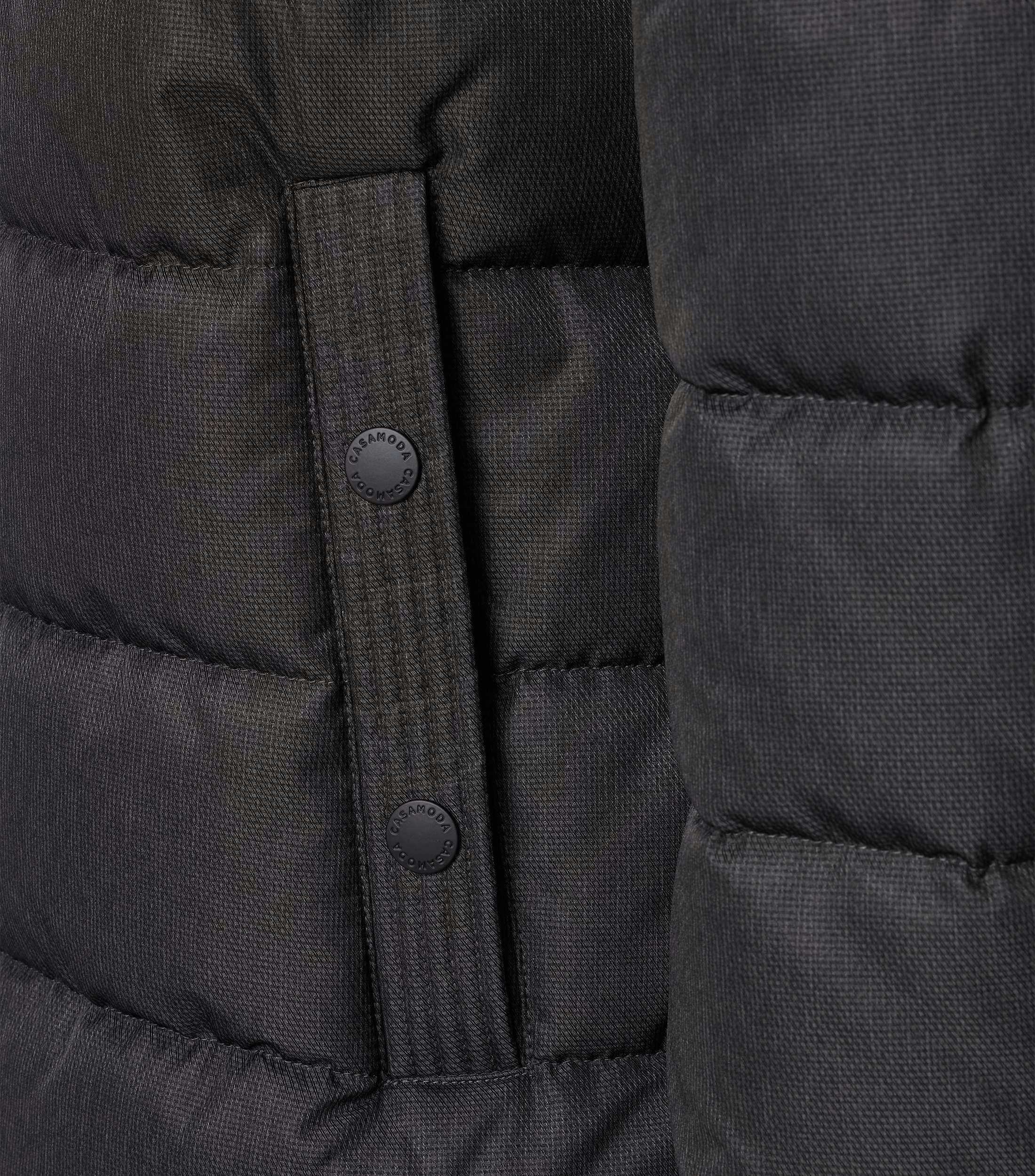 Eine Jacke im uni Muster in der Farbe Dunkelgrau