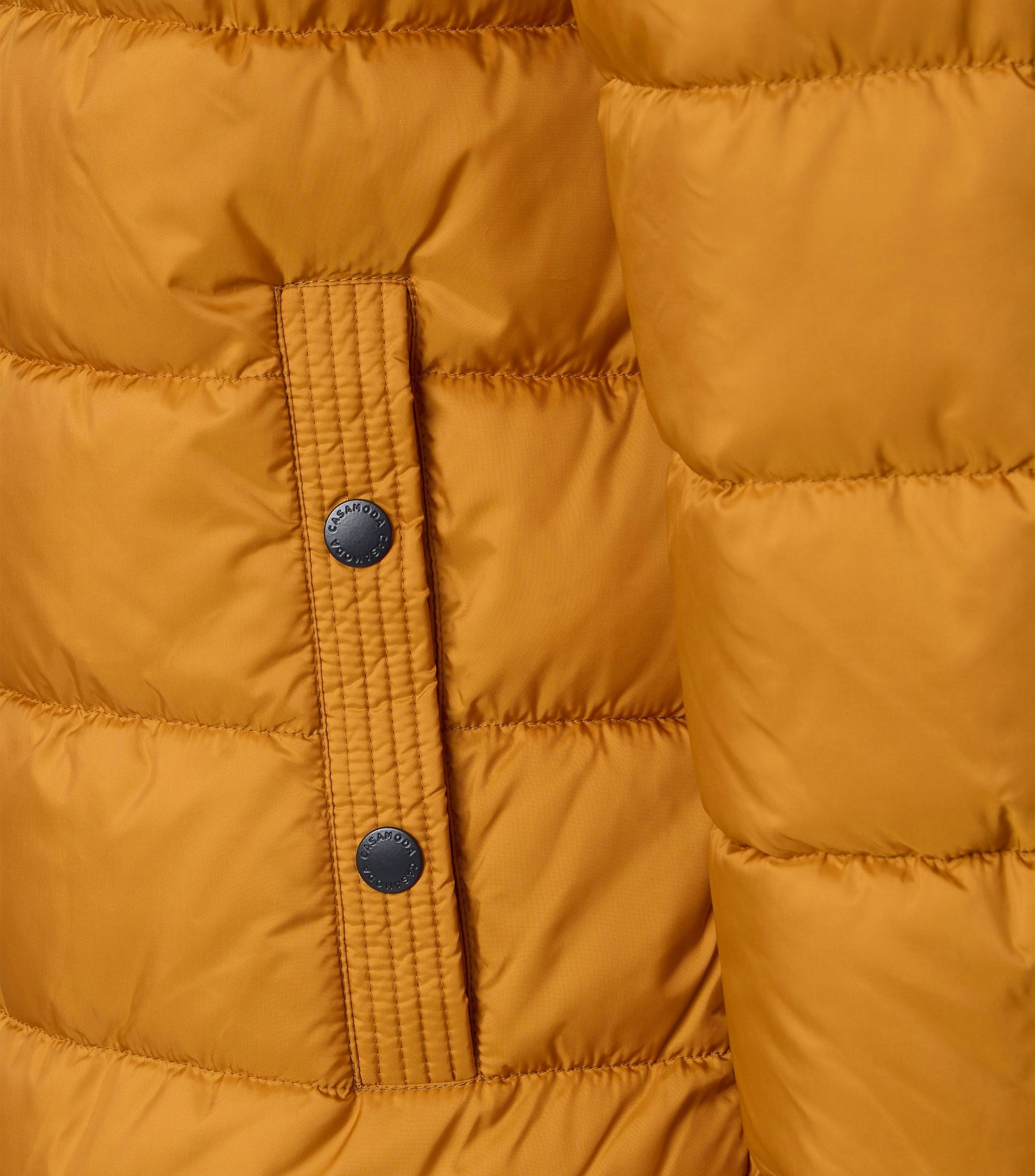 Eine Jacke im uni Muster in der Farbe Gelb