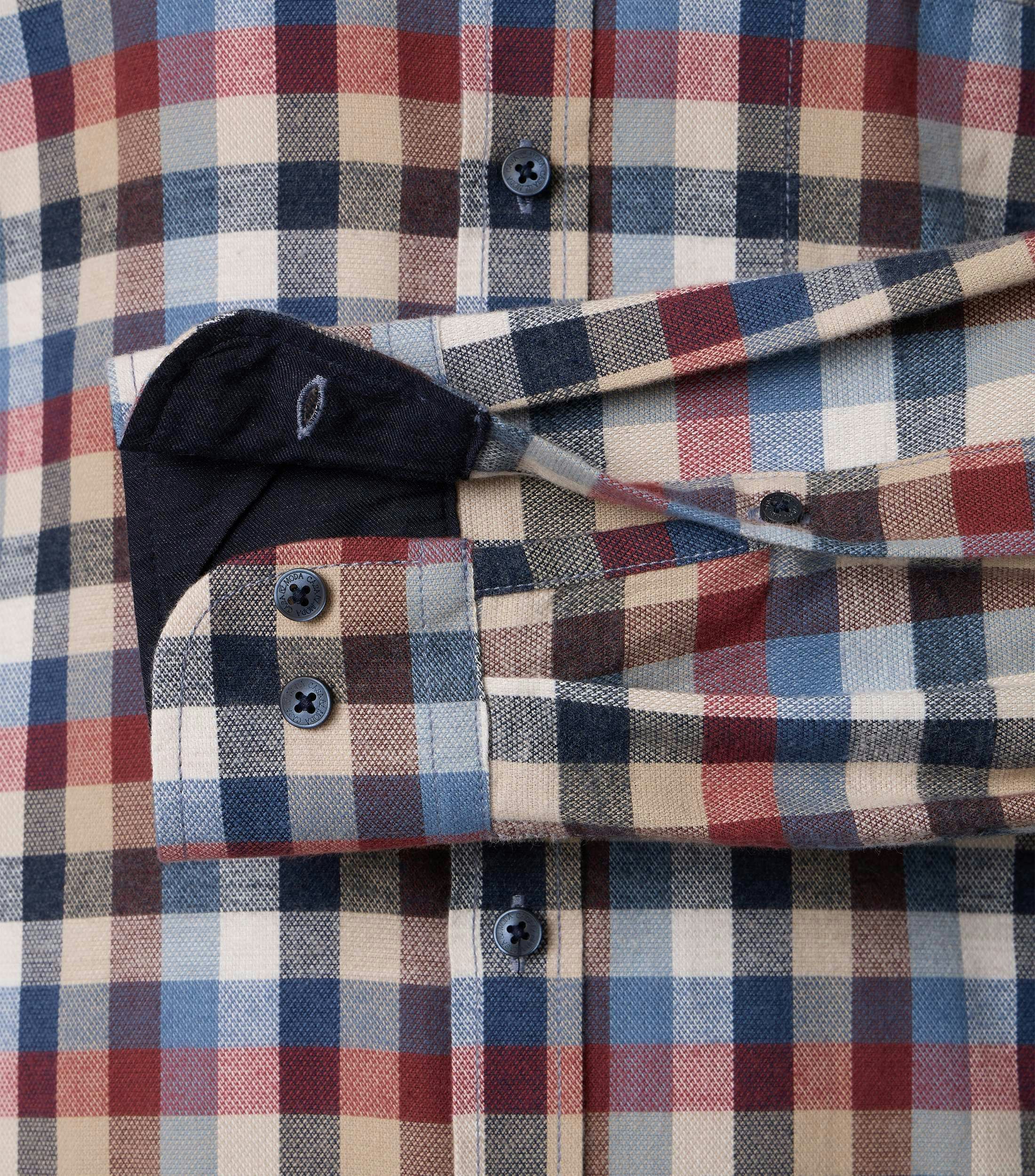 Ein Freizeithemd im kariert Muster in der Farbe Blau