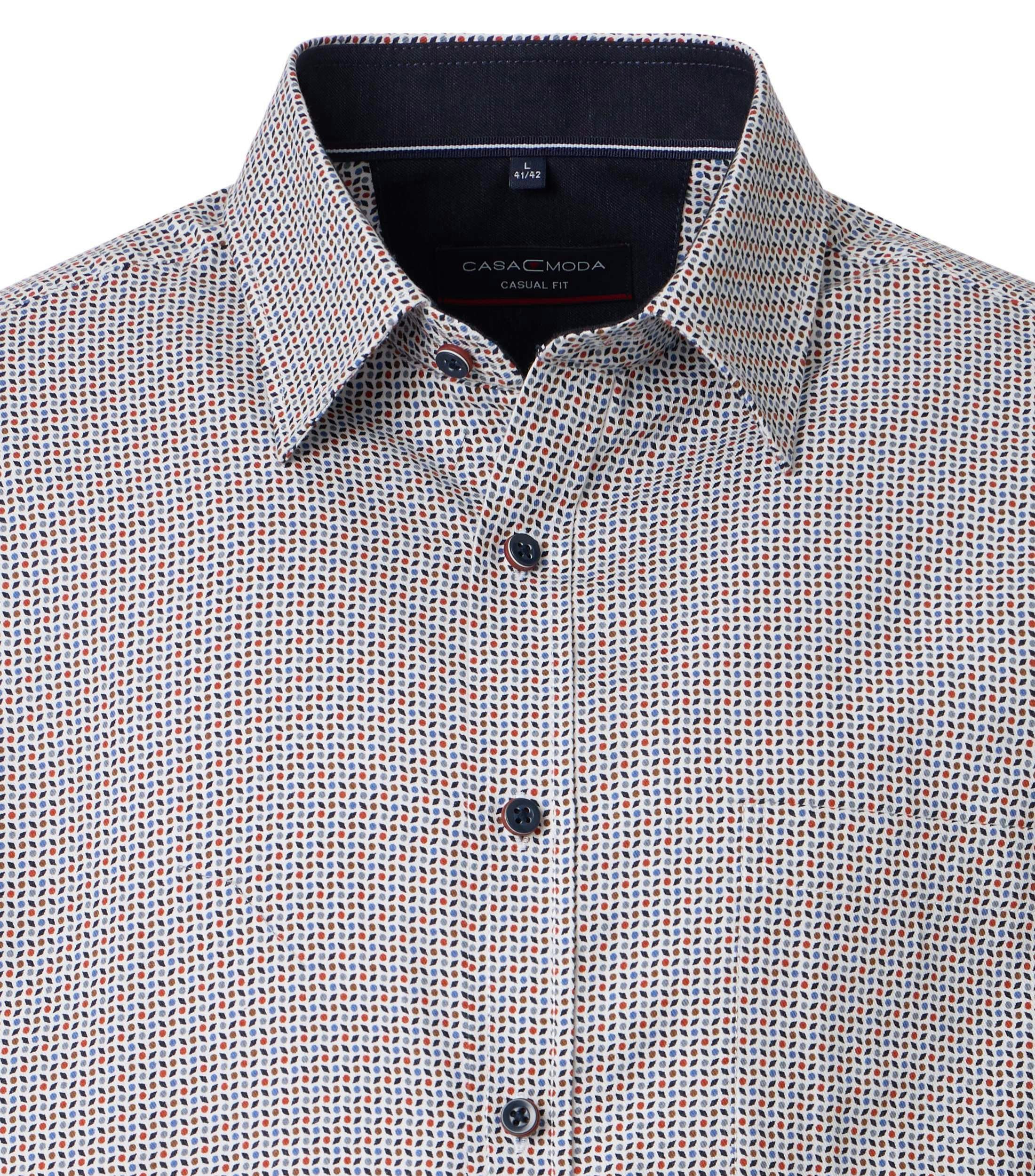 Ein Freizeithemd im Print Muster in der Farbe Orange