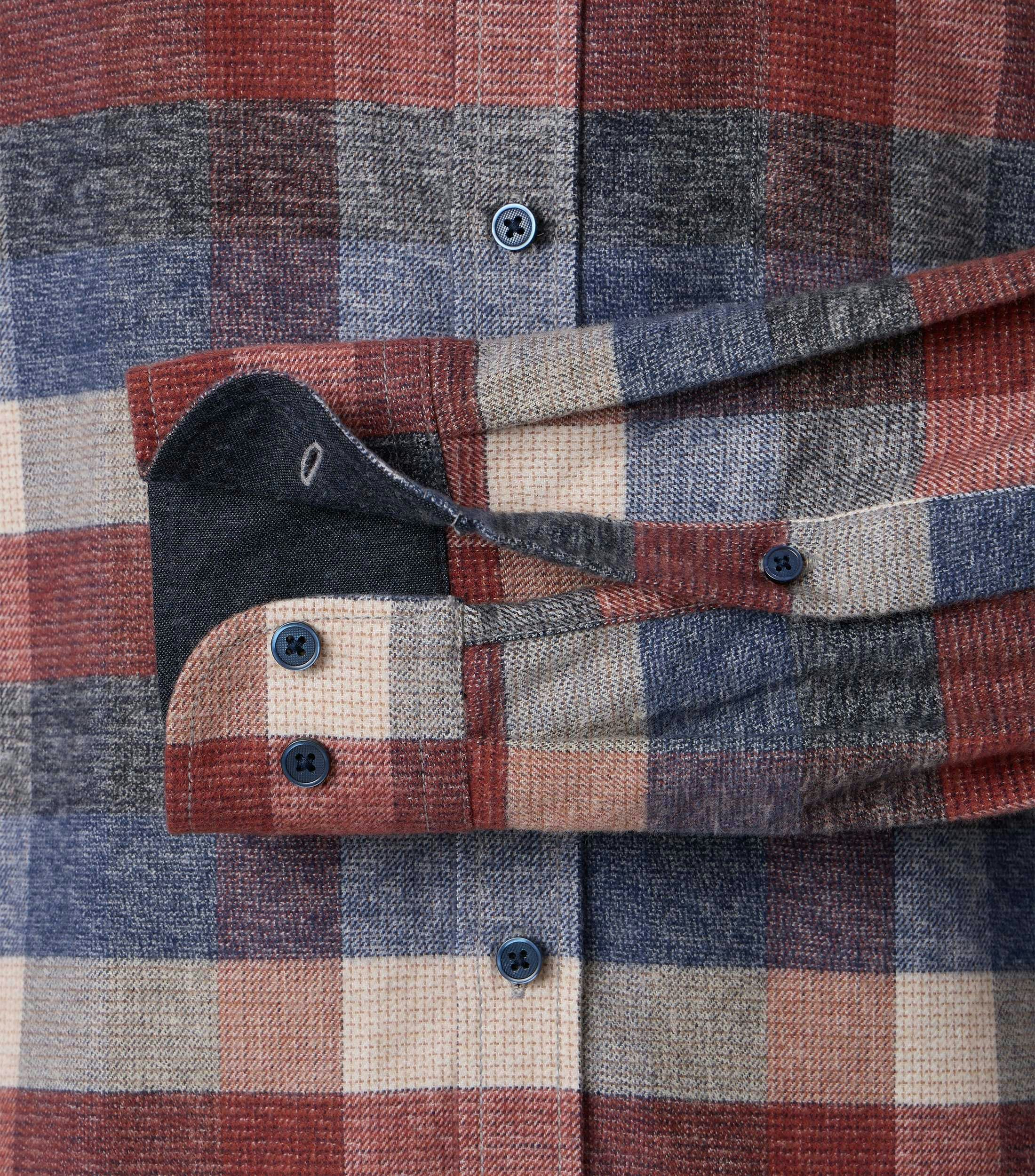 Das Model trägt ein Freizeithemd im kariert Muster in der Farbe Blau