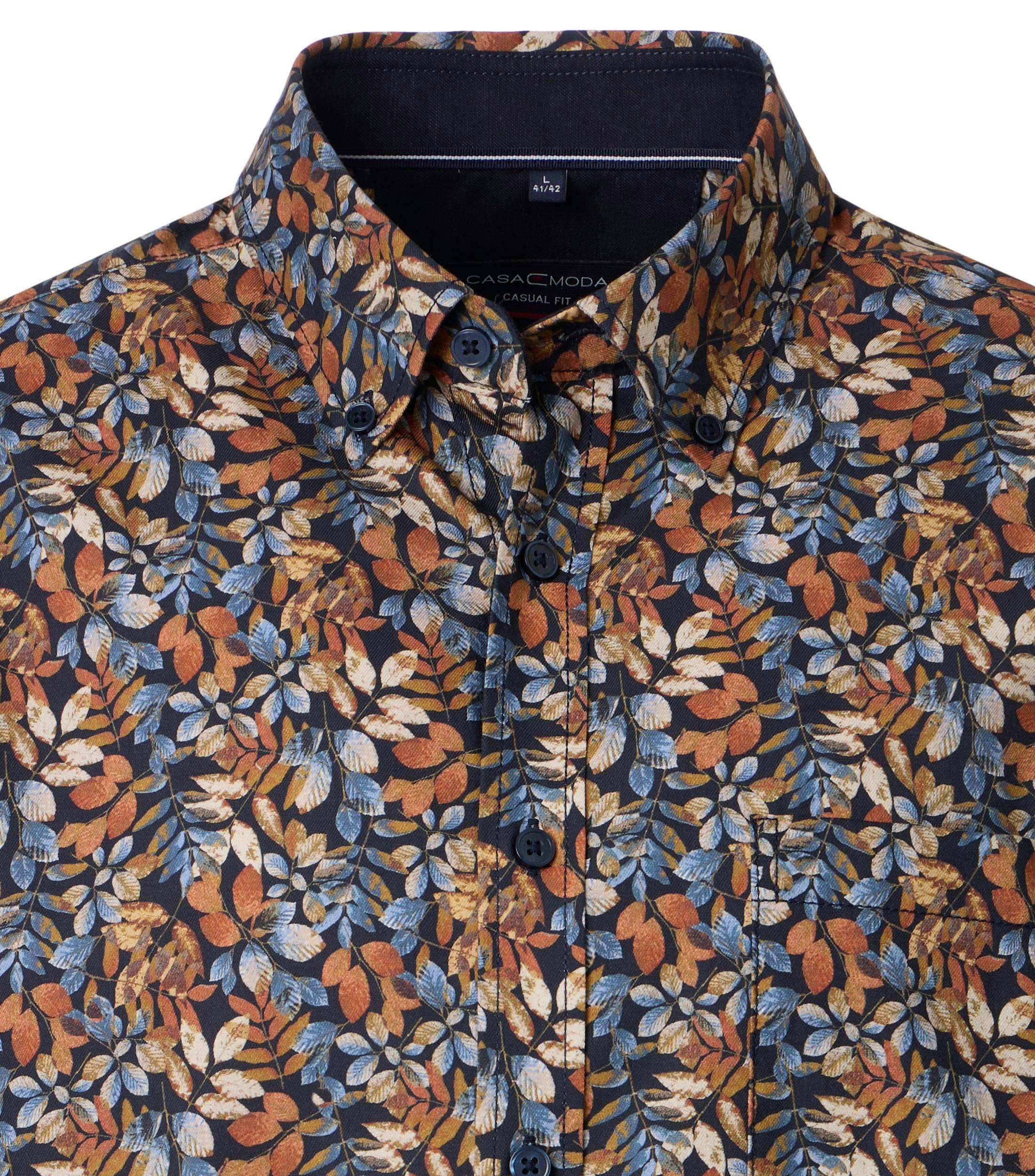 Ein Freizeithemd im Print Muster in der Farbe Orange