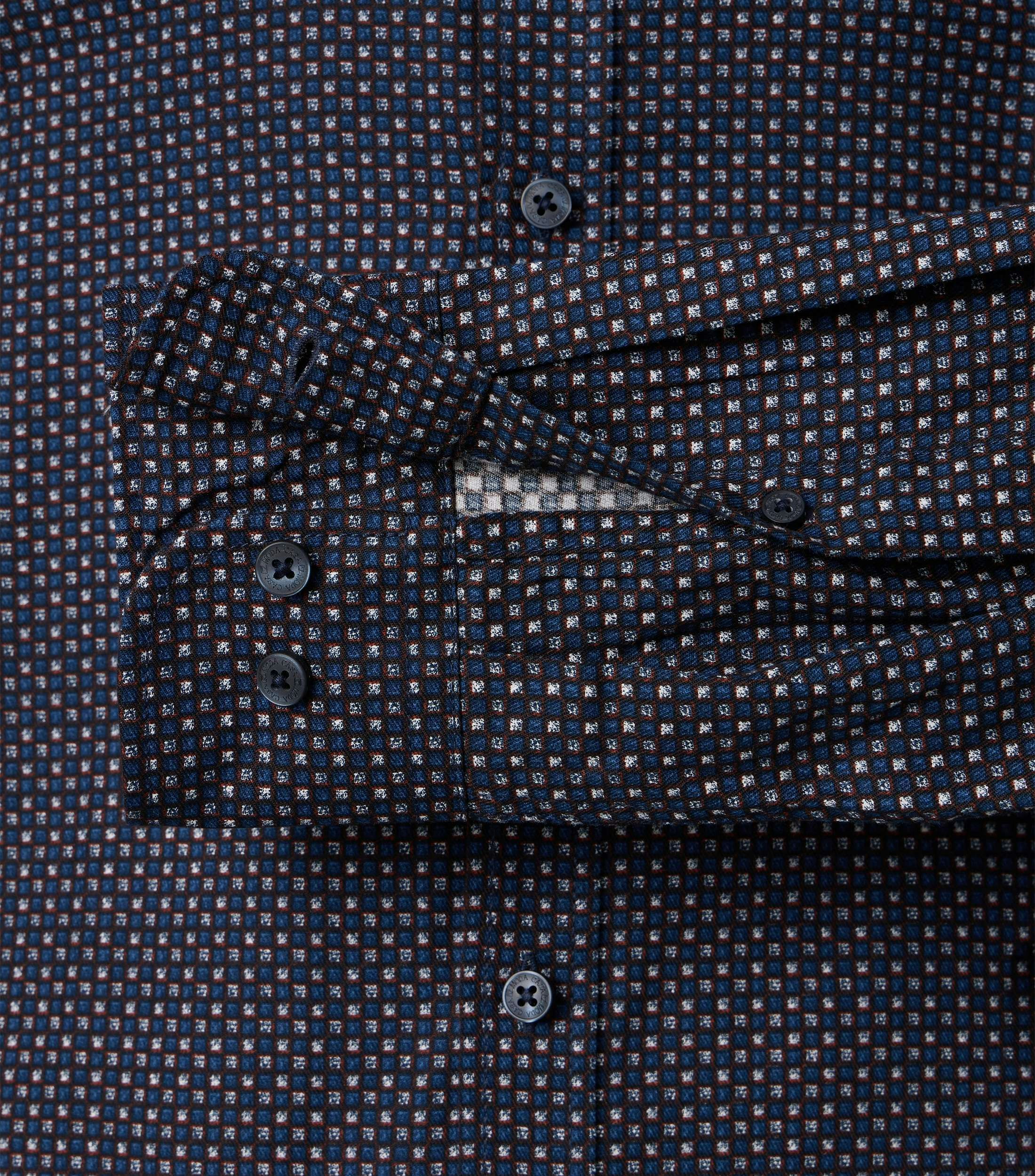 Ein Freizeithemd im Print Muster in der Farbe Blau