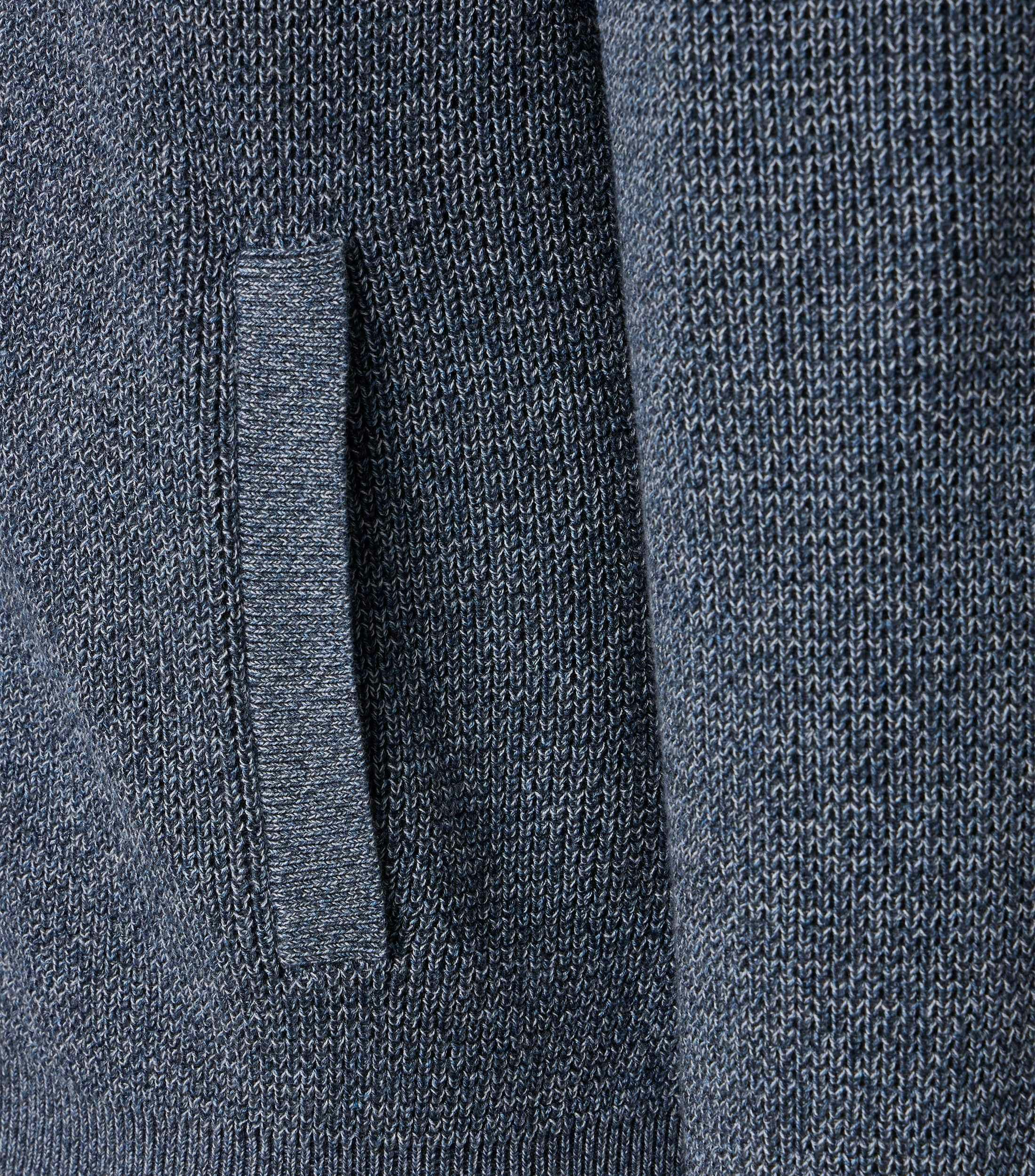 Eine Strickjacke im uni Muster in der Farbe graues Mittelblau