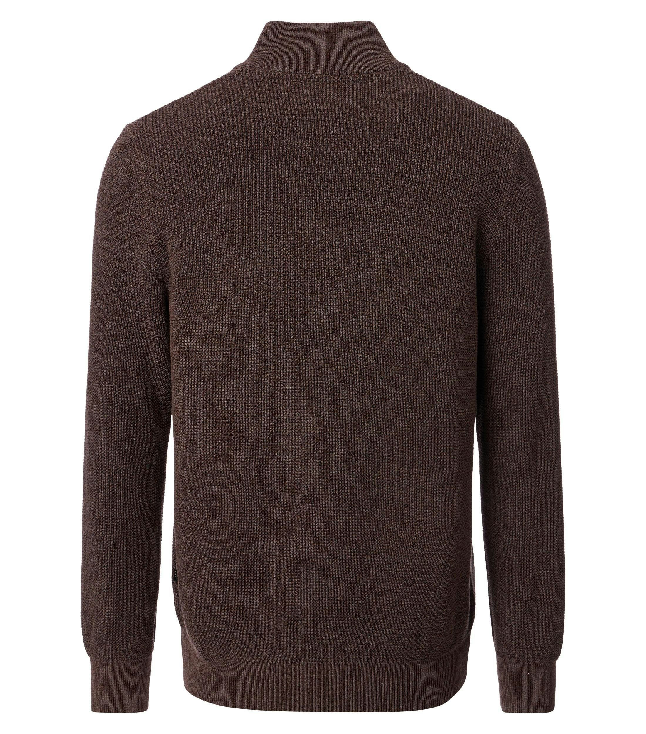 Eine Strickjacke im uni Muster in der Farbe Kastanienbraun