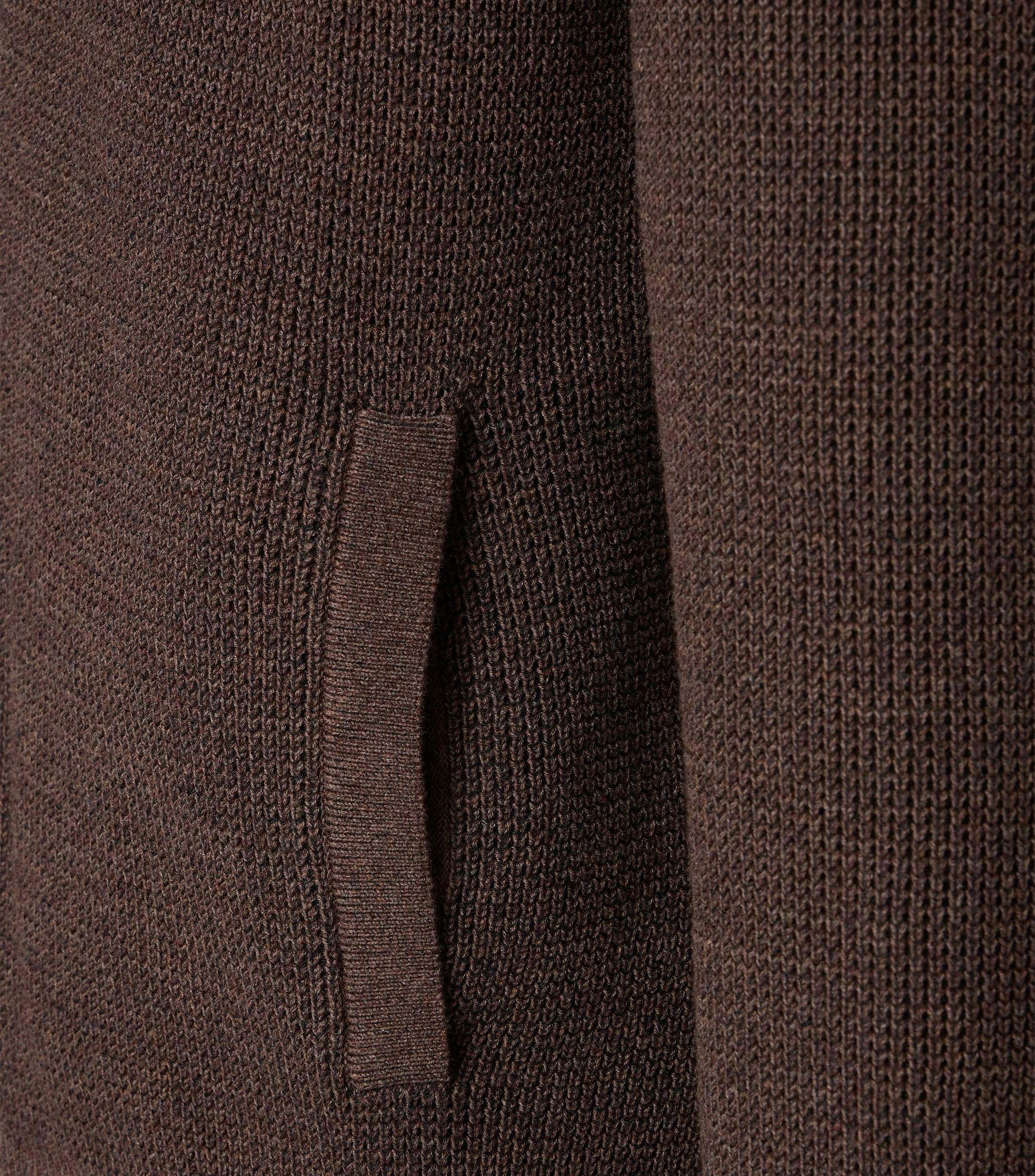 Eine Strickjacke im uni Muster in der Farbe Kastanienbraun