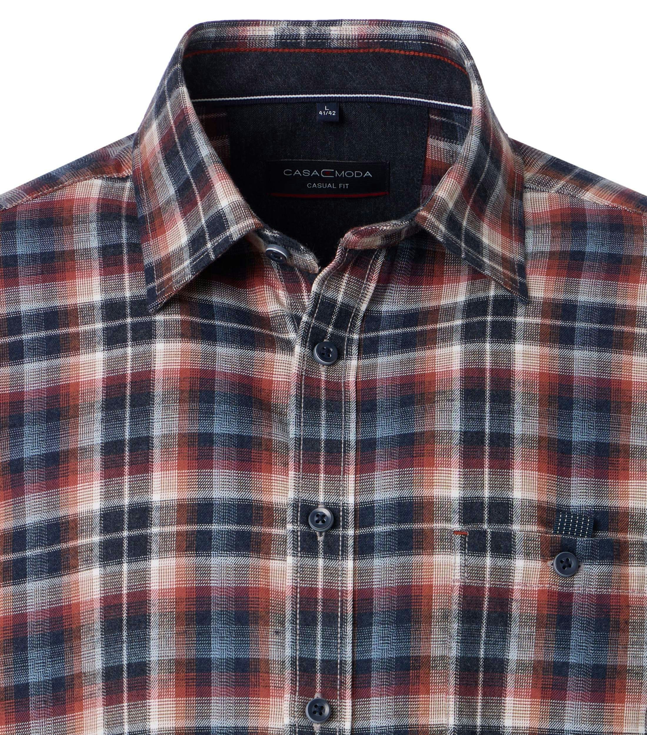 Ein Freizeithemd im kariert Muster in der Farbe Blau