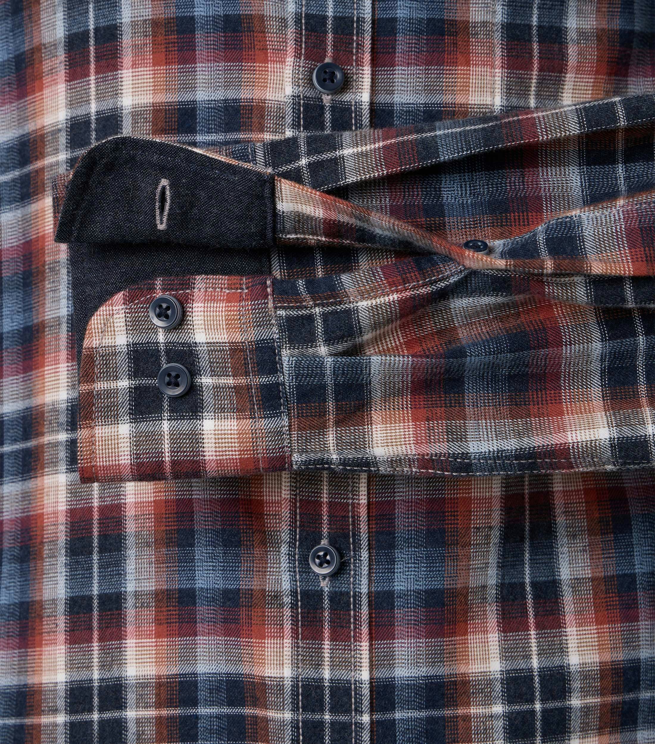 Ein Freizeithemd im kariert Muster in der Farbe Blau