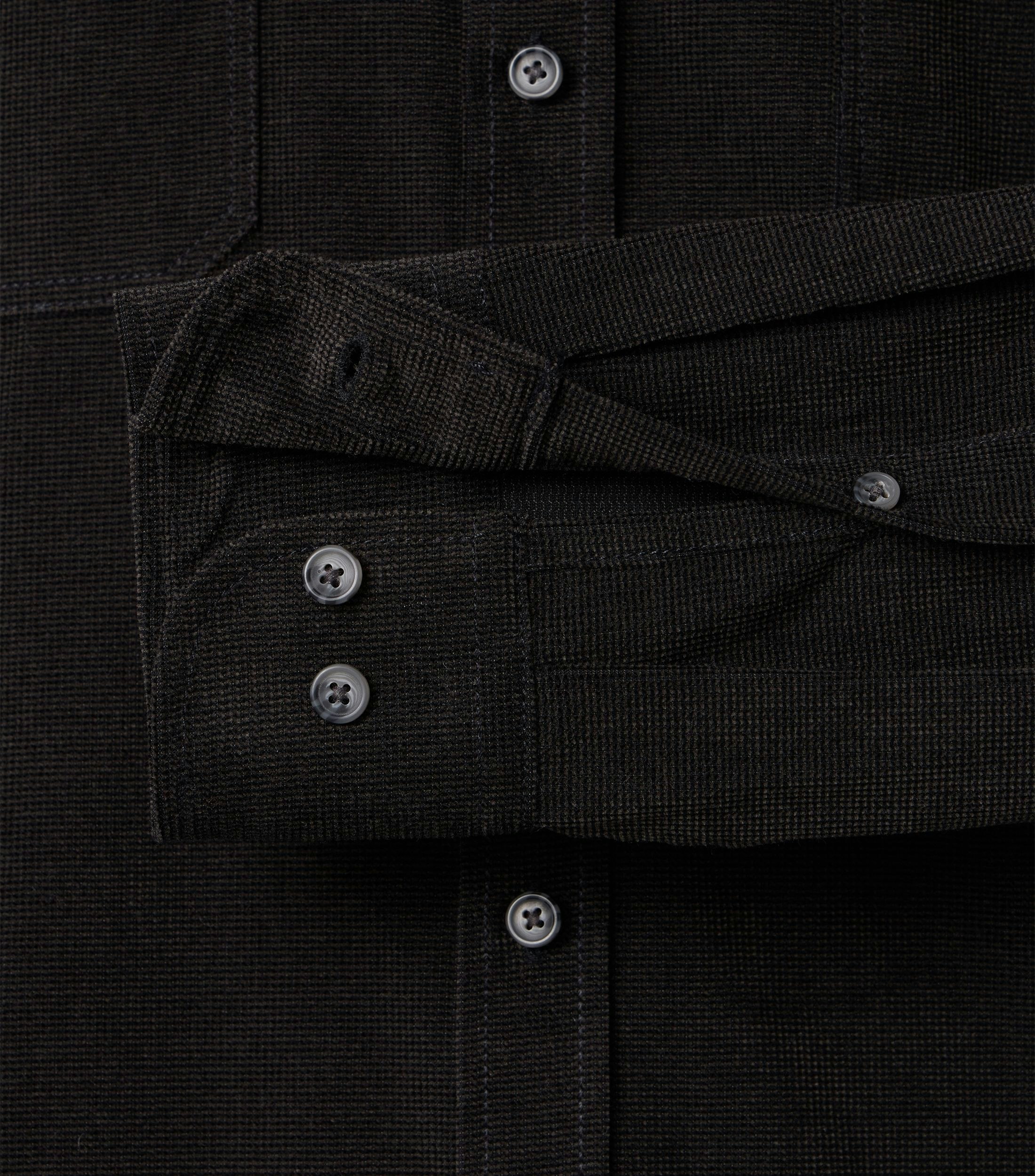 Ein Freizeithemd im uni Muster in der Farbe Schwarz