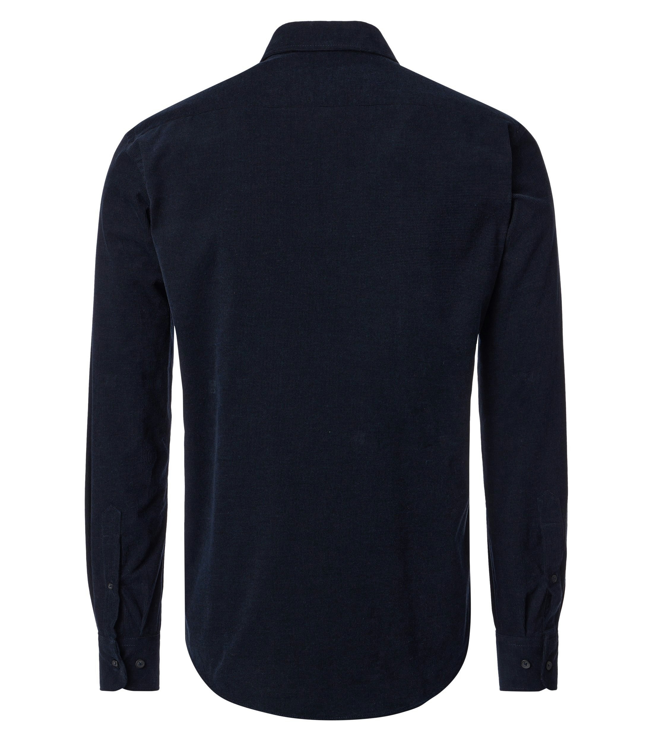 Das Model trägt ein Freizeithemd im uni Muster in der Farbe Dunkelblau