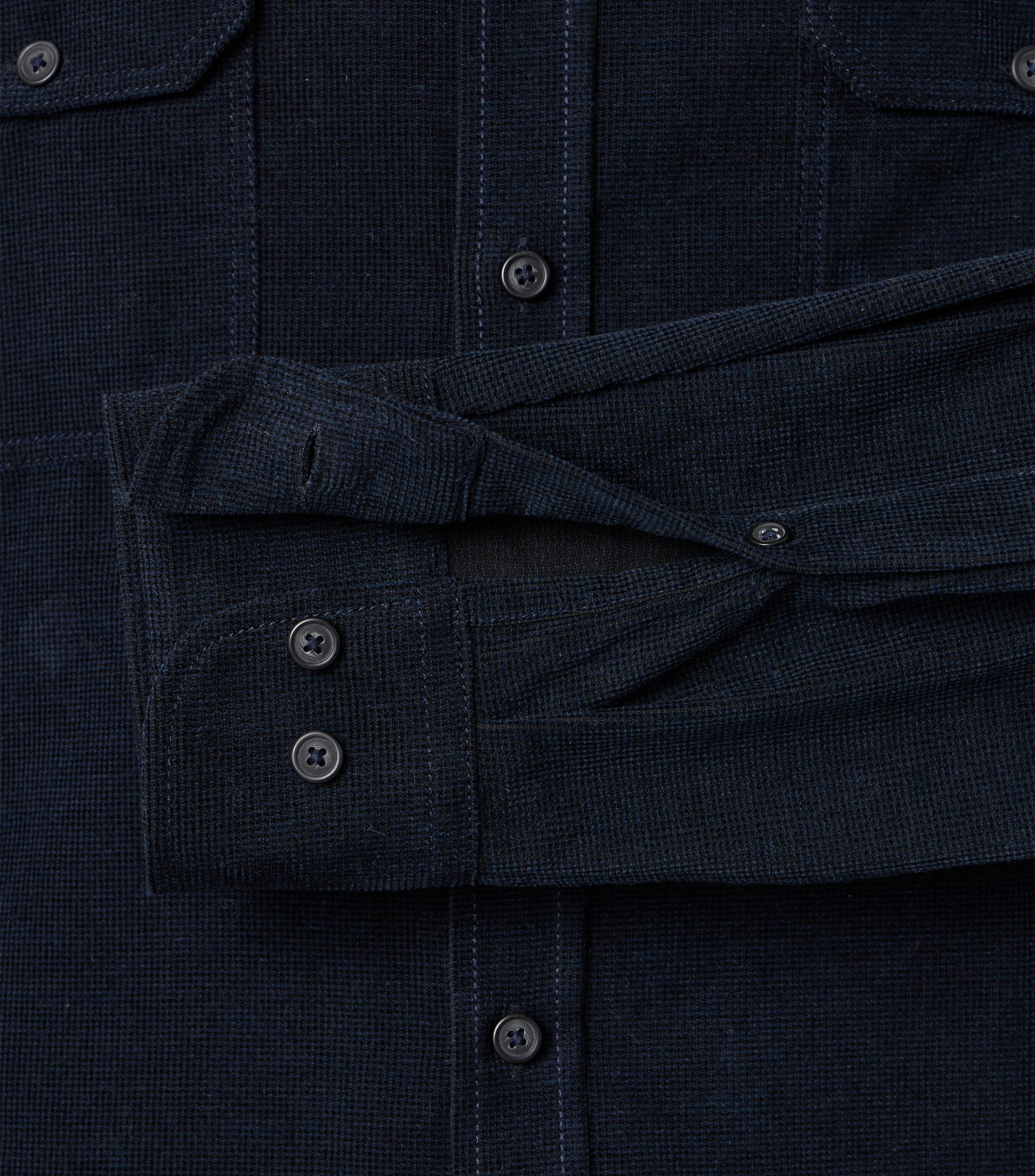 Das Model trägt ein Freizeithemd im uni Muster in der Farbe Dunkelblau