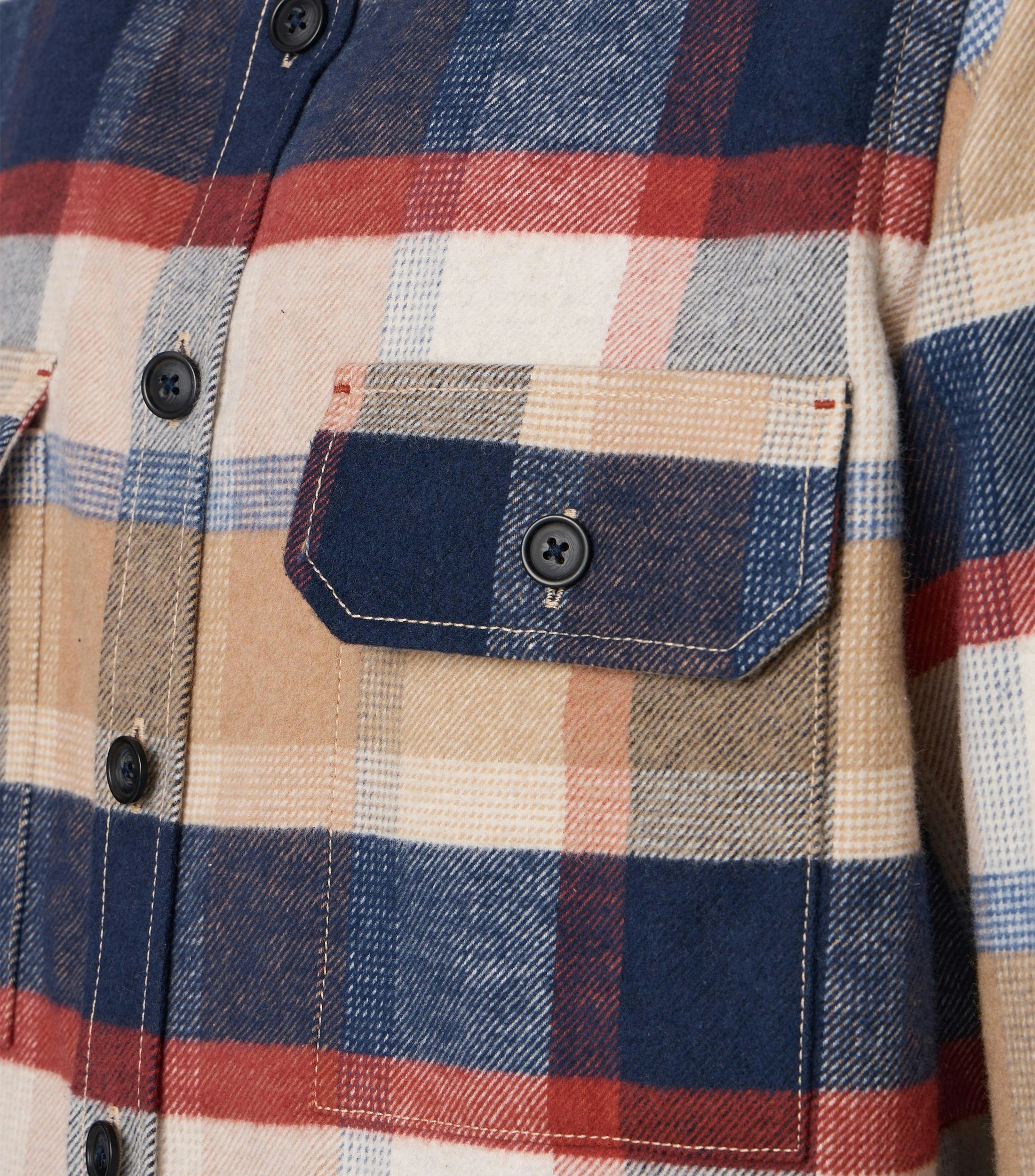 Das Model trägt ein Freizeithemd im kariert Muster in der Farbe Blau