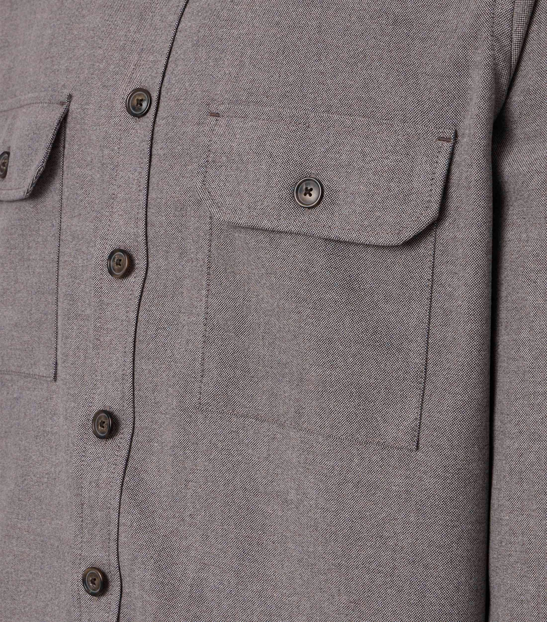 Ein Freizeithemd im uni Muster in der Farbe Beige