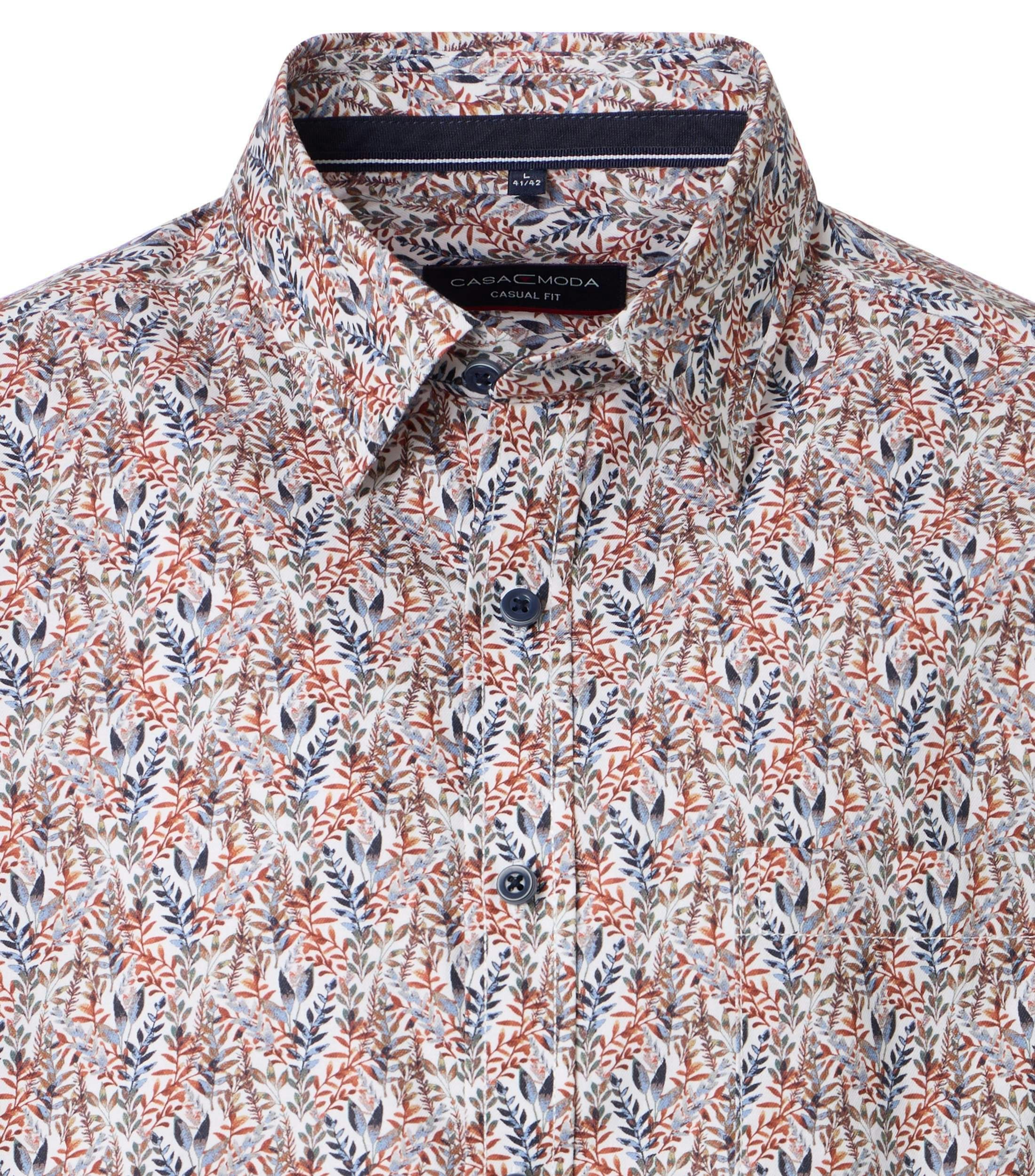 Ein Freizeithemd im Print Muster in der Farbe Orange