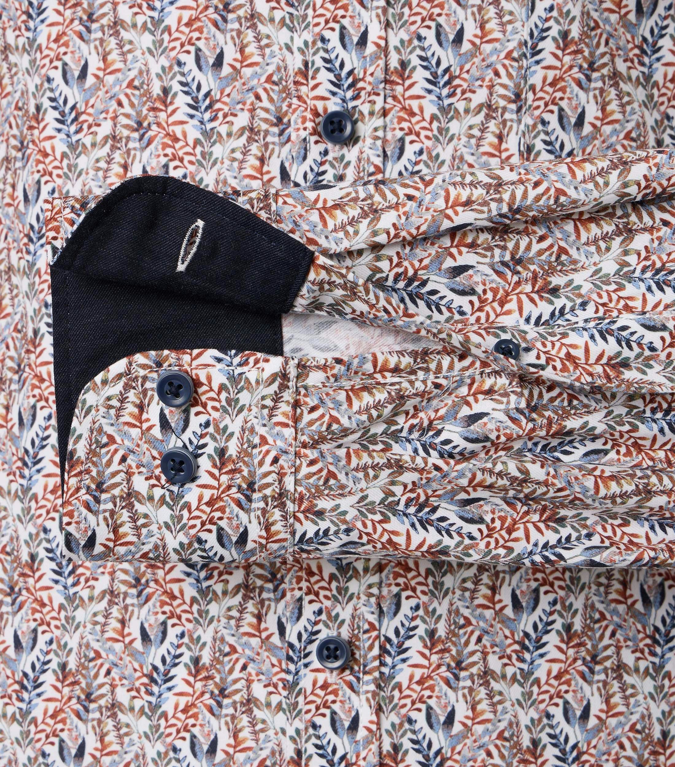 Ein Freizeithemd im Print Muster in der Farbe Orange