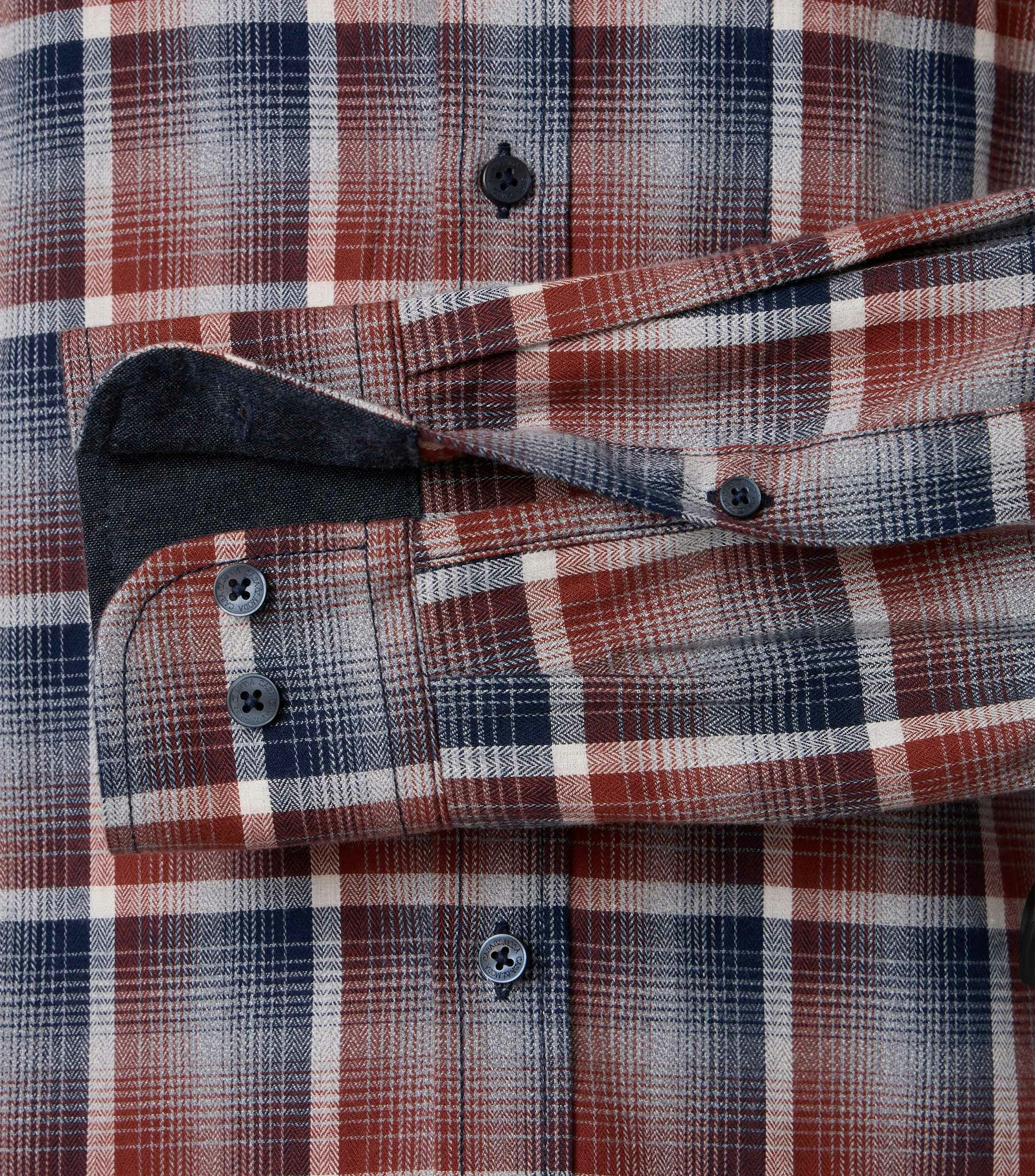 Ein Freizeithemd im kariert Muster in der Farbe Blau