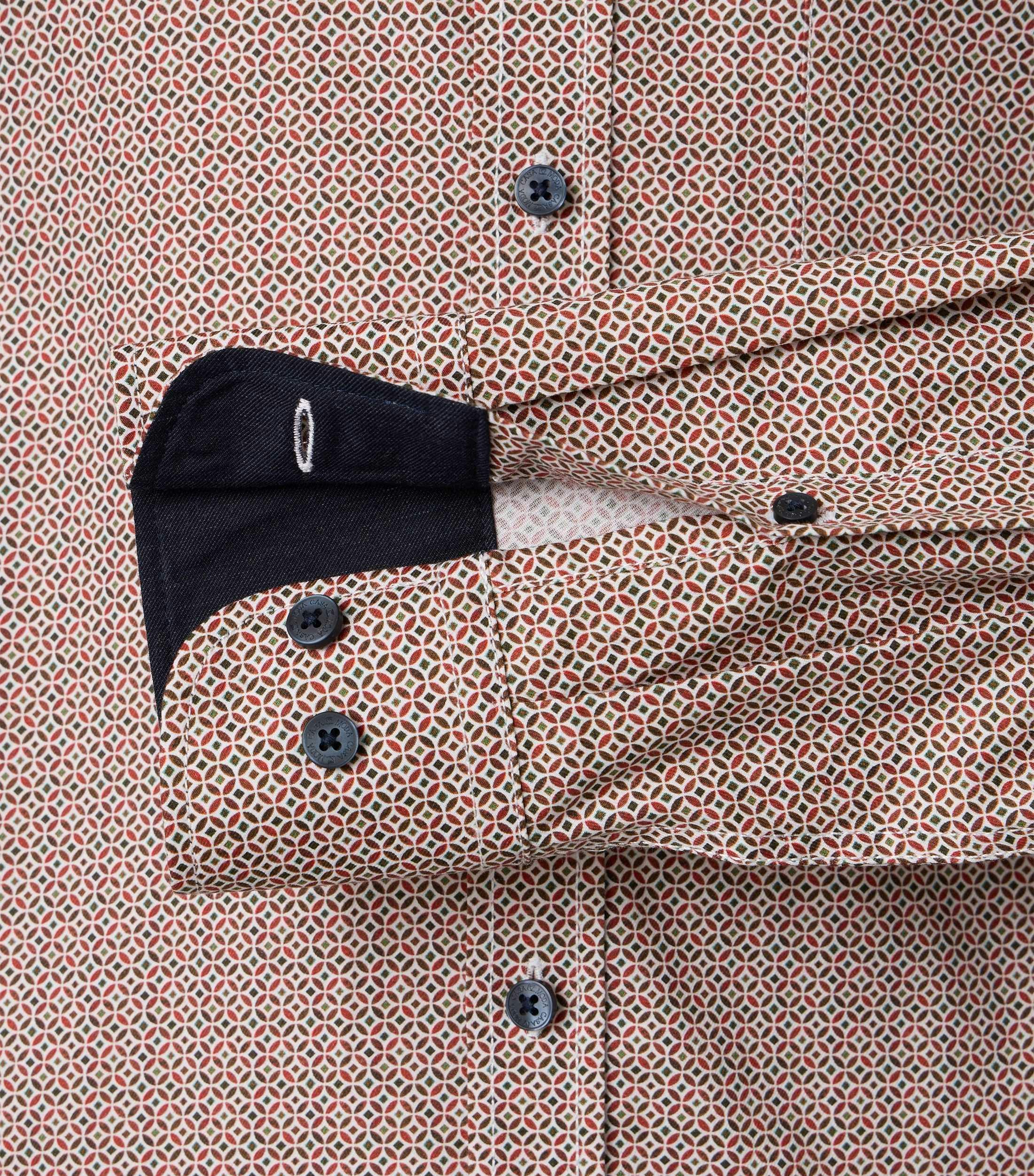 Ein Freizeithemd im Print Muster in der Farbe Orange