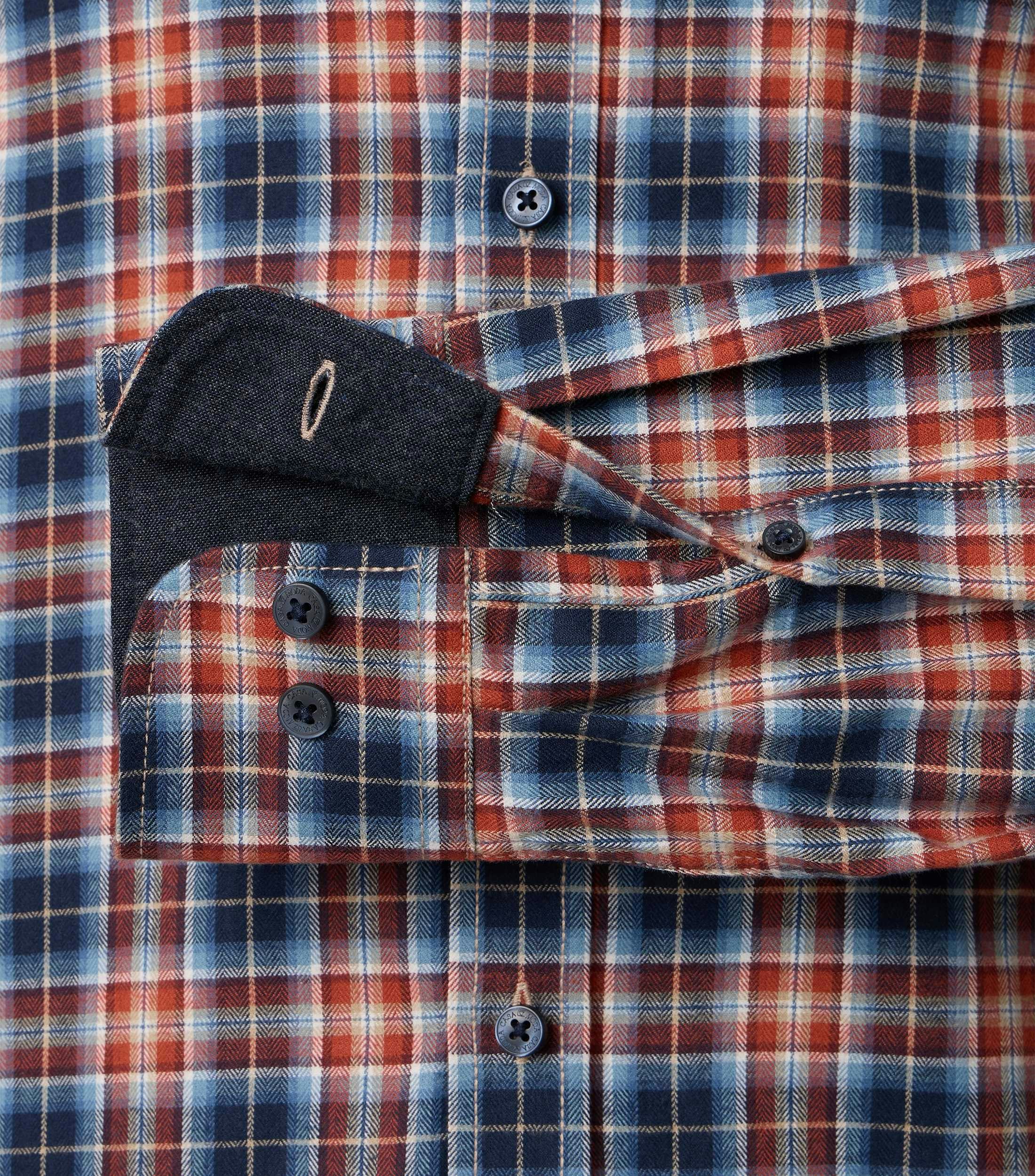 Ein Freizeithemd im kariert Muster in der Farbe Blau