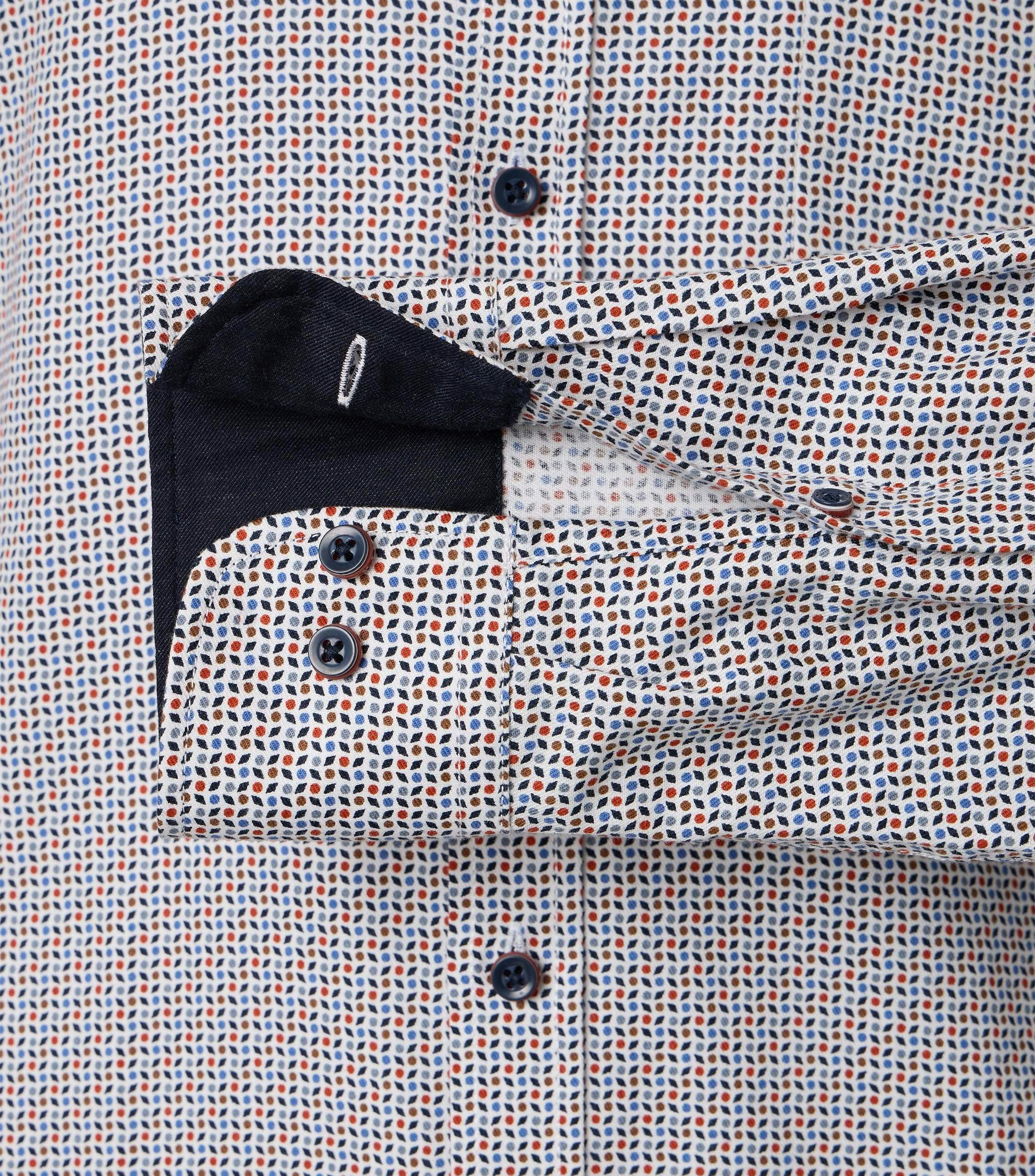 Ein Freizeithemd im Print Muster in der Farbe Orange