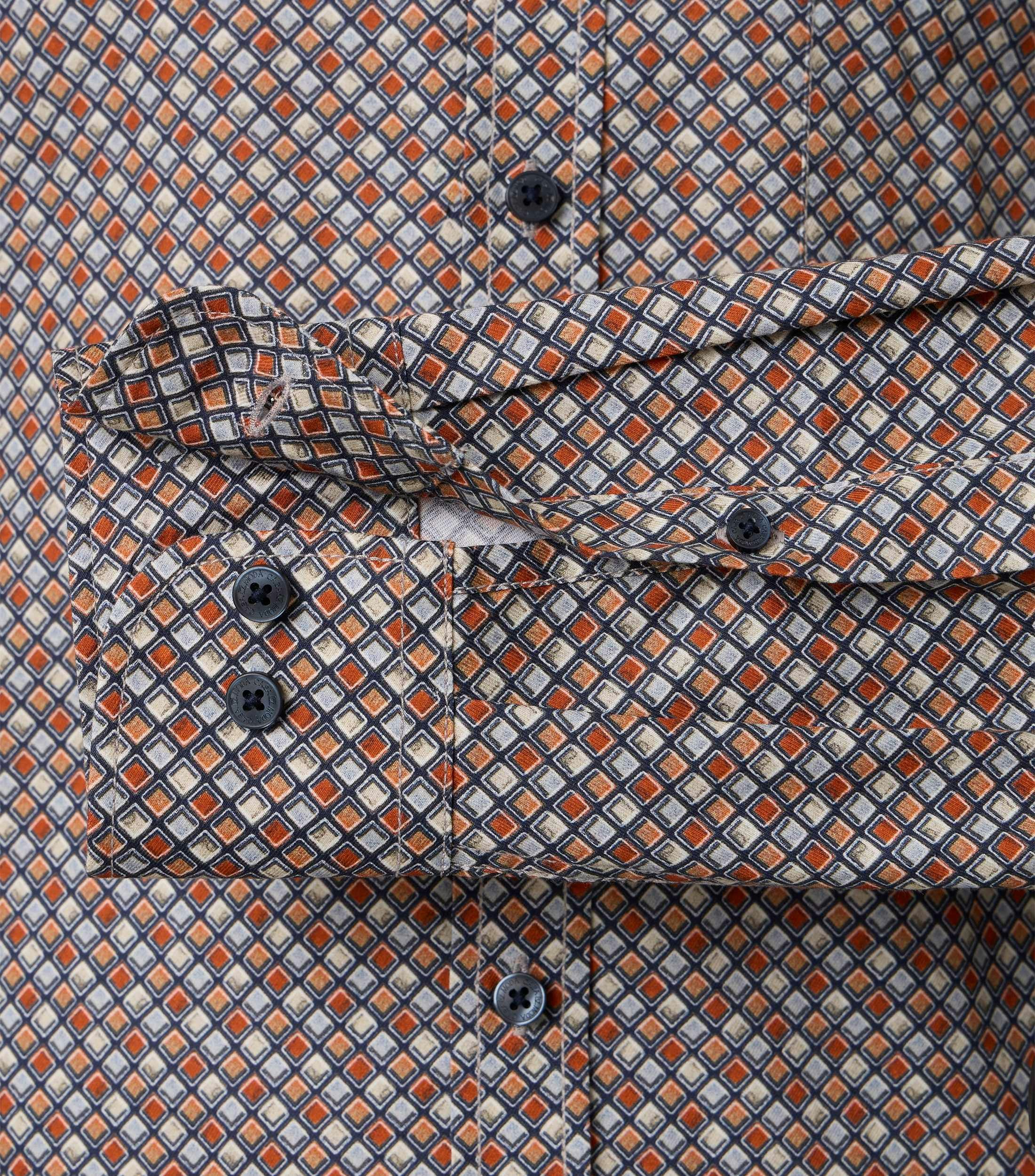 Ein Freizeithemd im Print Muster in der Farbe Orange