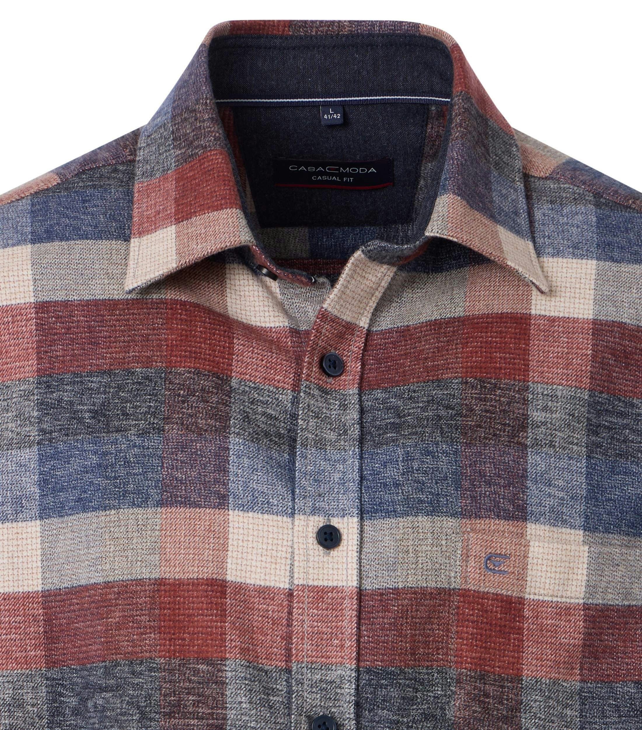 Ein Freizeithemd im kariert Muster in der Farbe Blau