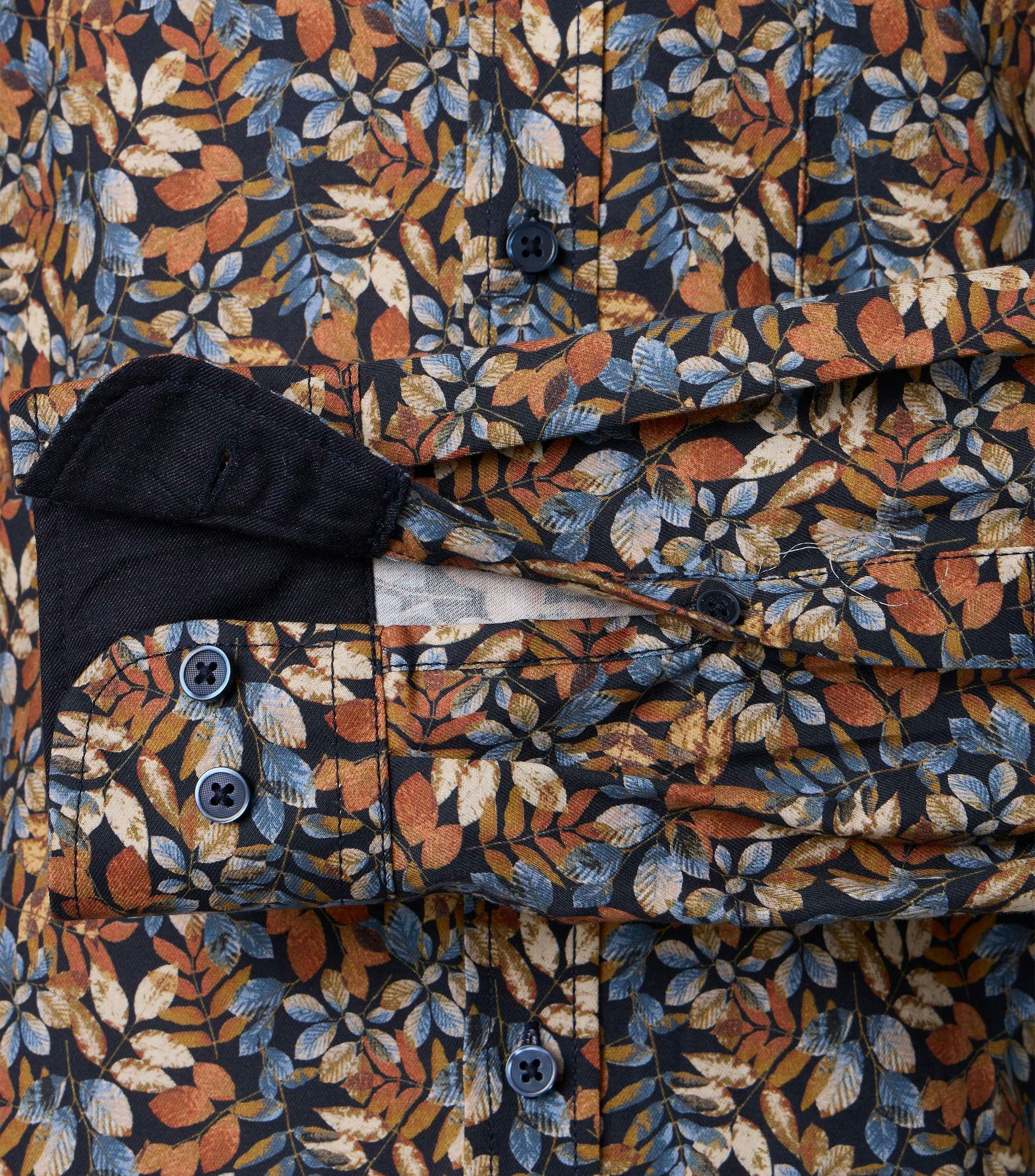 Ein Freizeithemd im Print Muster in der Farbe Orange