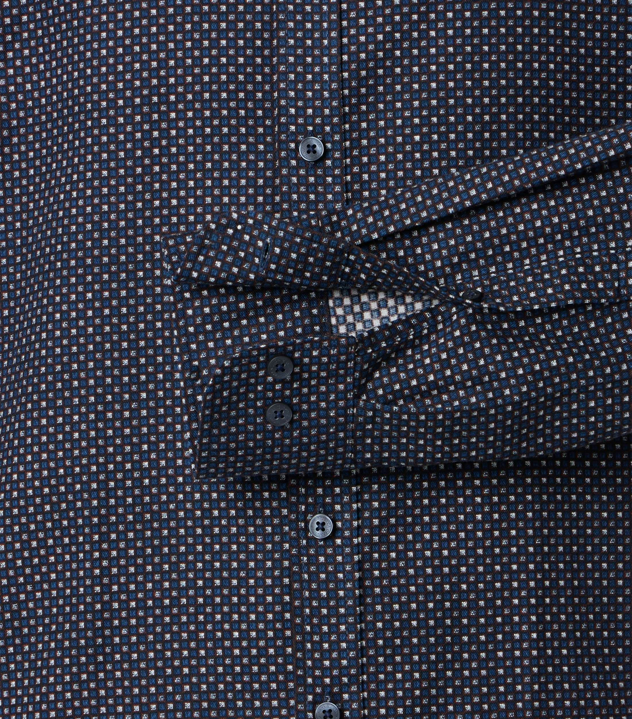 Ein Freizeithemd im Print Muster in der Farbe Blau