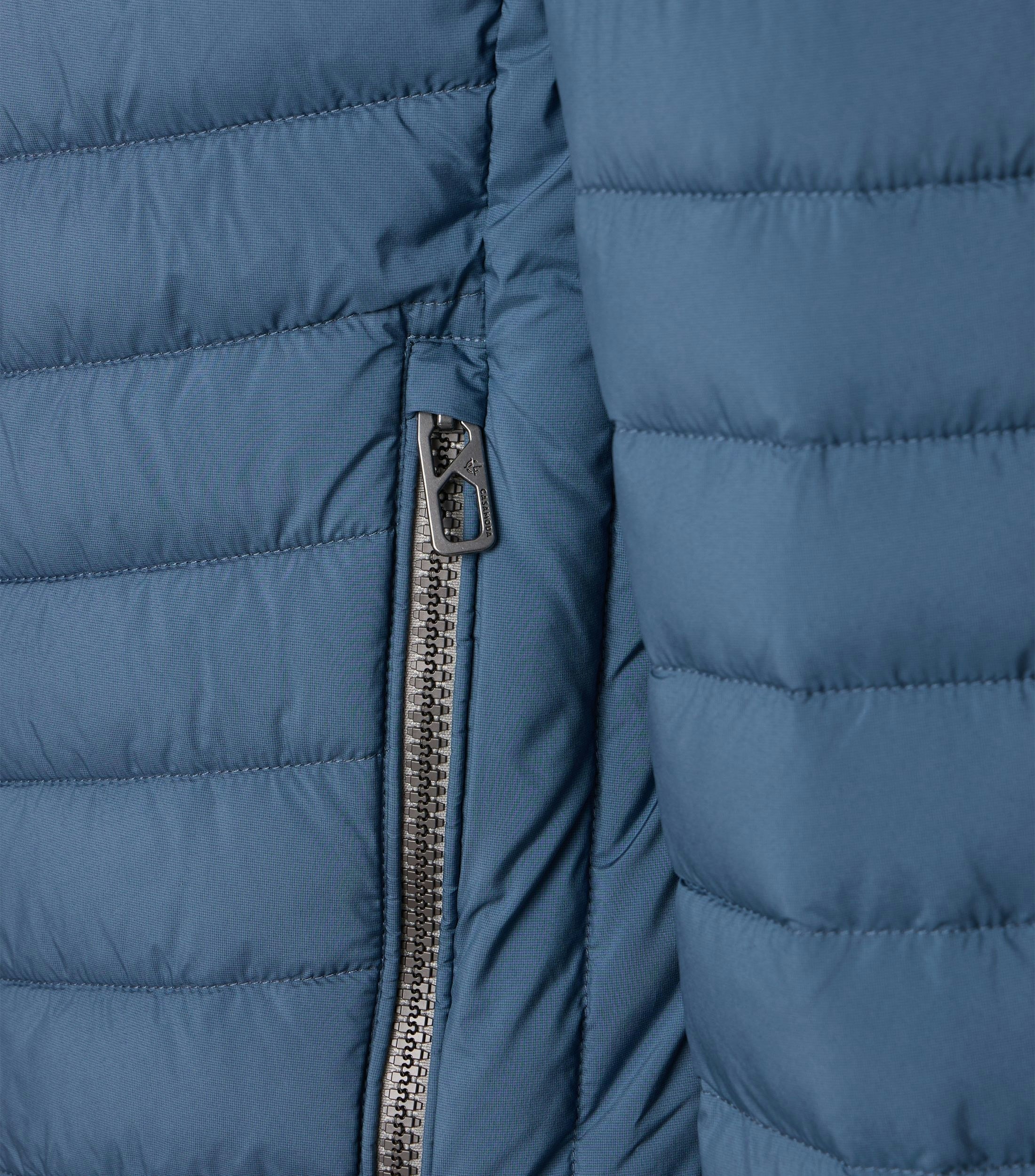 Eine Jacke im uni Muster in der Farbe Blau