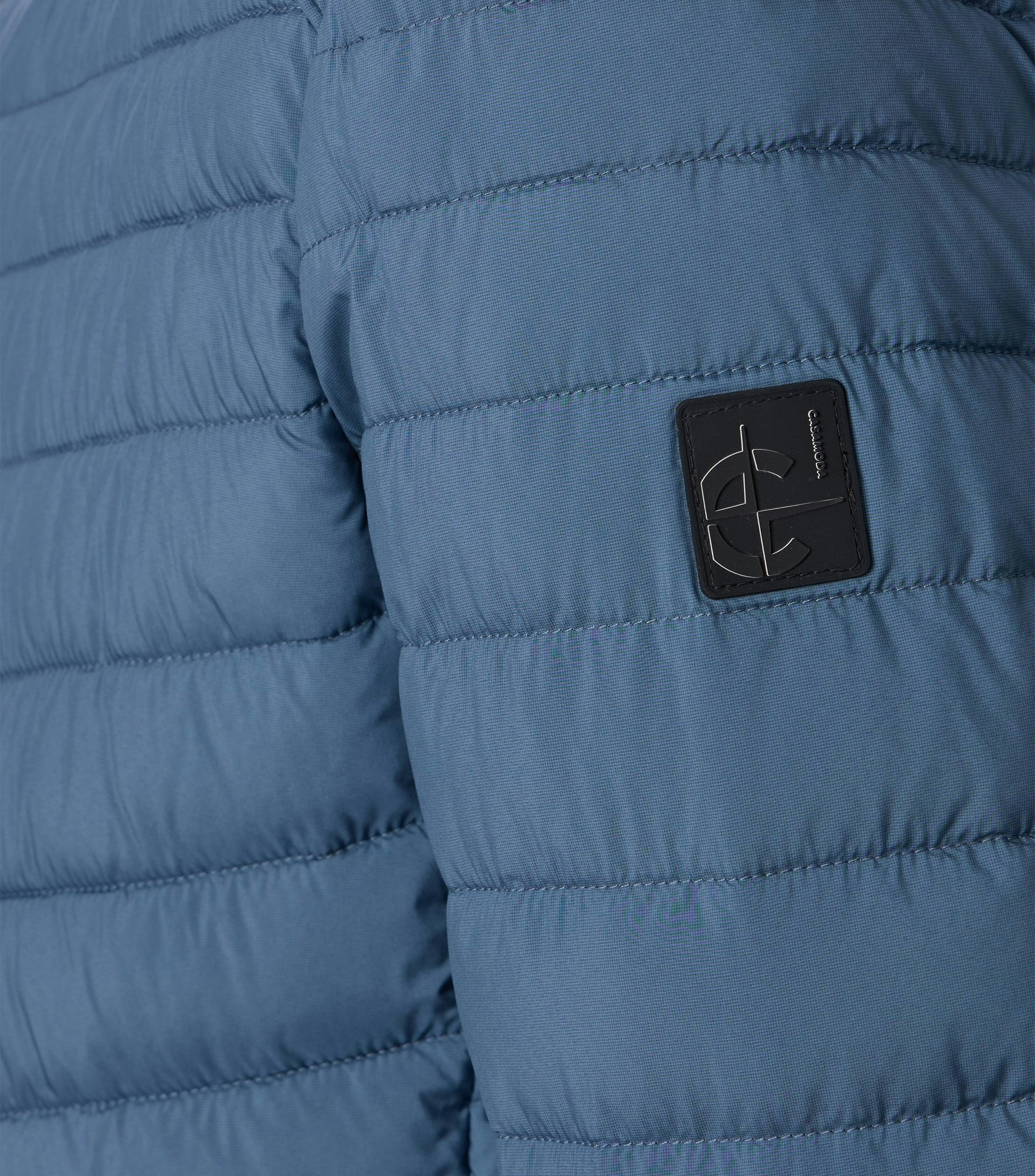 Eine Jacke im uni Muster in der Farbe Blau